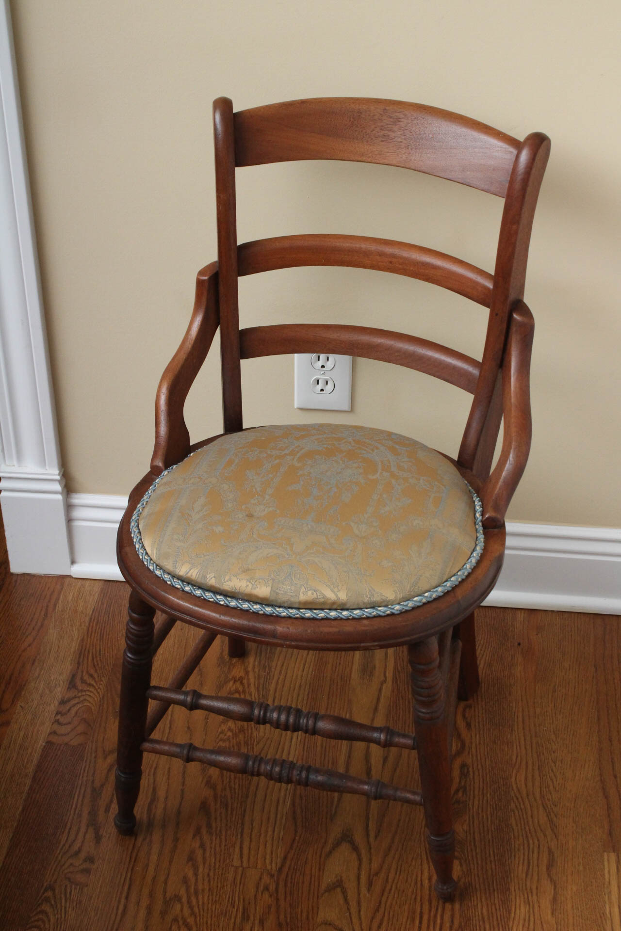 Mahogany Drop Leaf Dining Table with Chairs