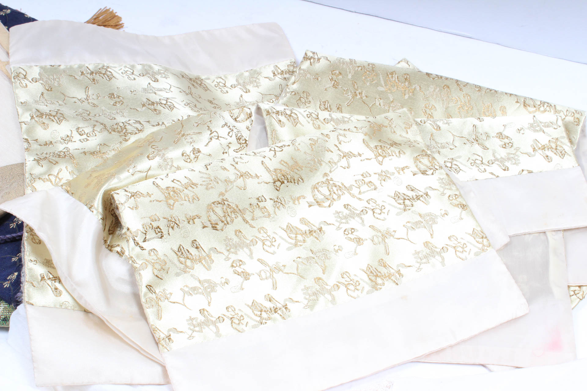 Dining Table Placemats and Accents