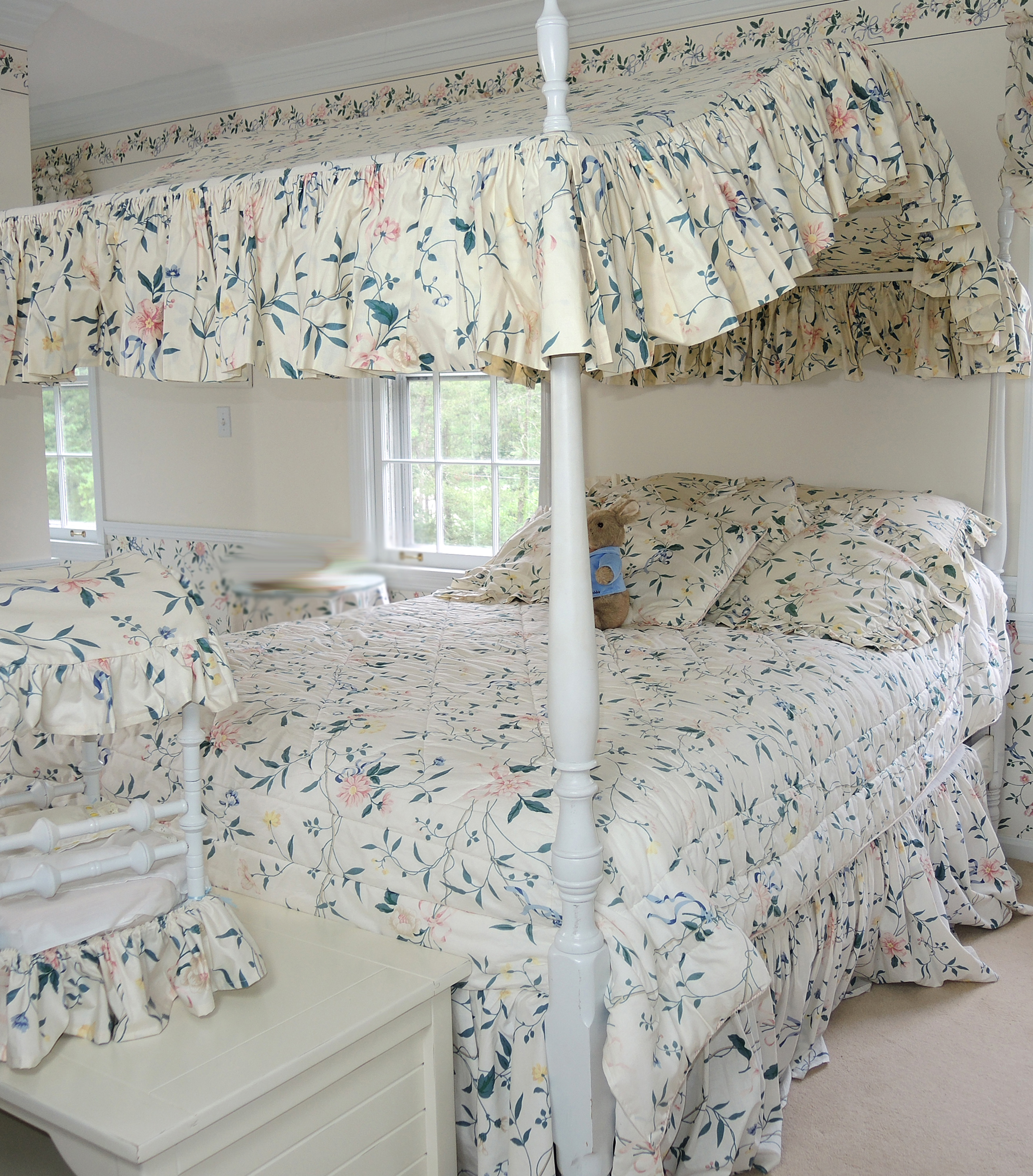 Full Sized Four Post Canopy Bedroom Set