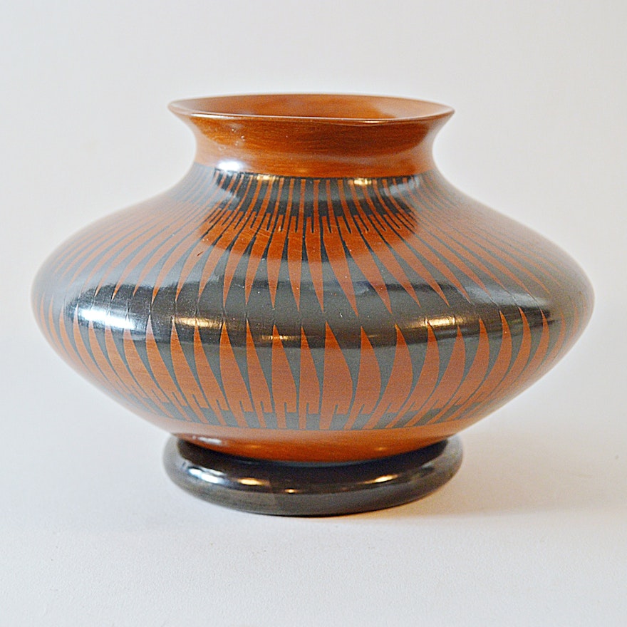 Signed Julio Ledezma Mata Ortiz Art Pottery Vase