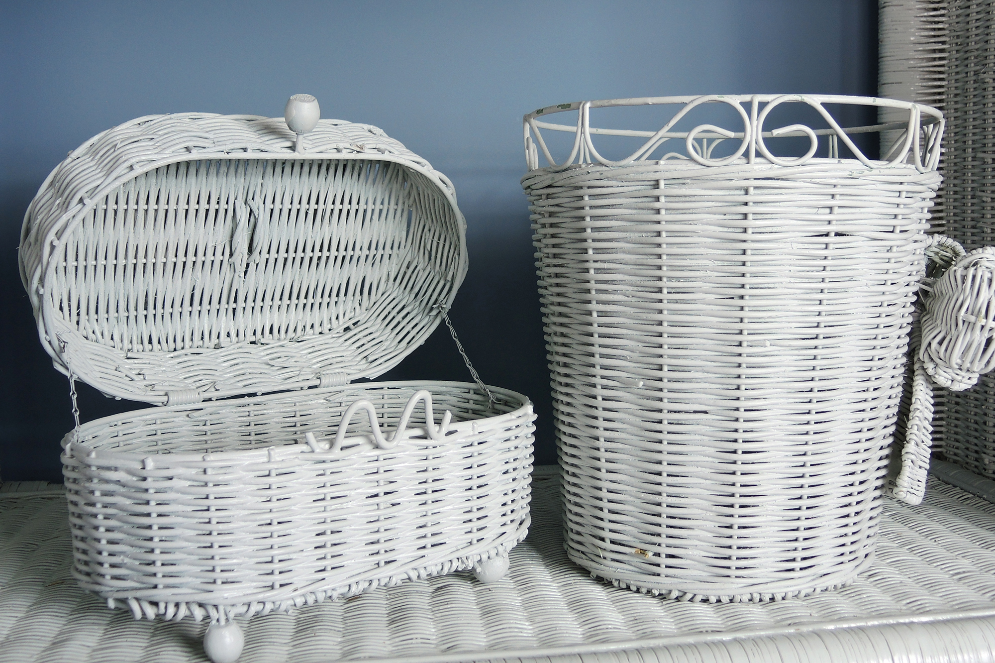 White Wicker Bathroom Accessories Set