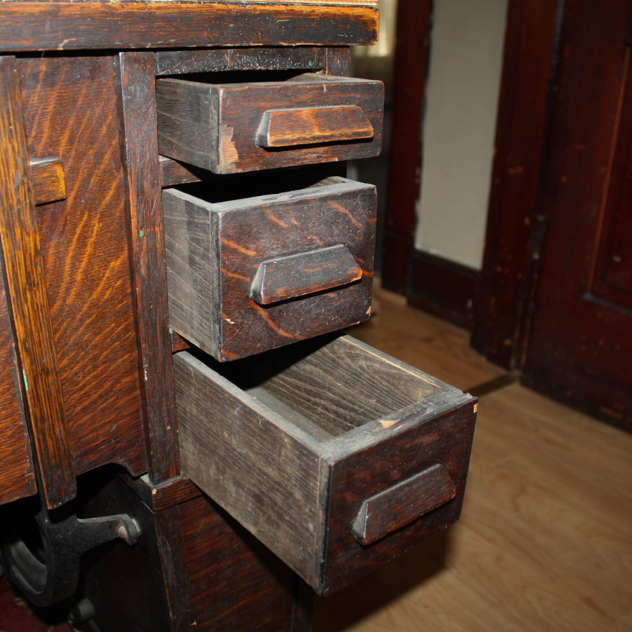 Early 20th Century White Sewing Machine in Mission Style Oak Case