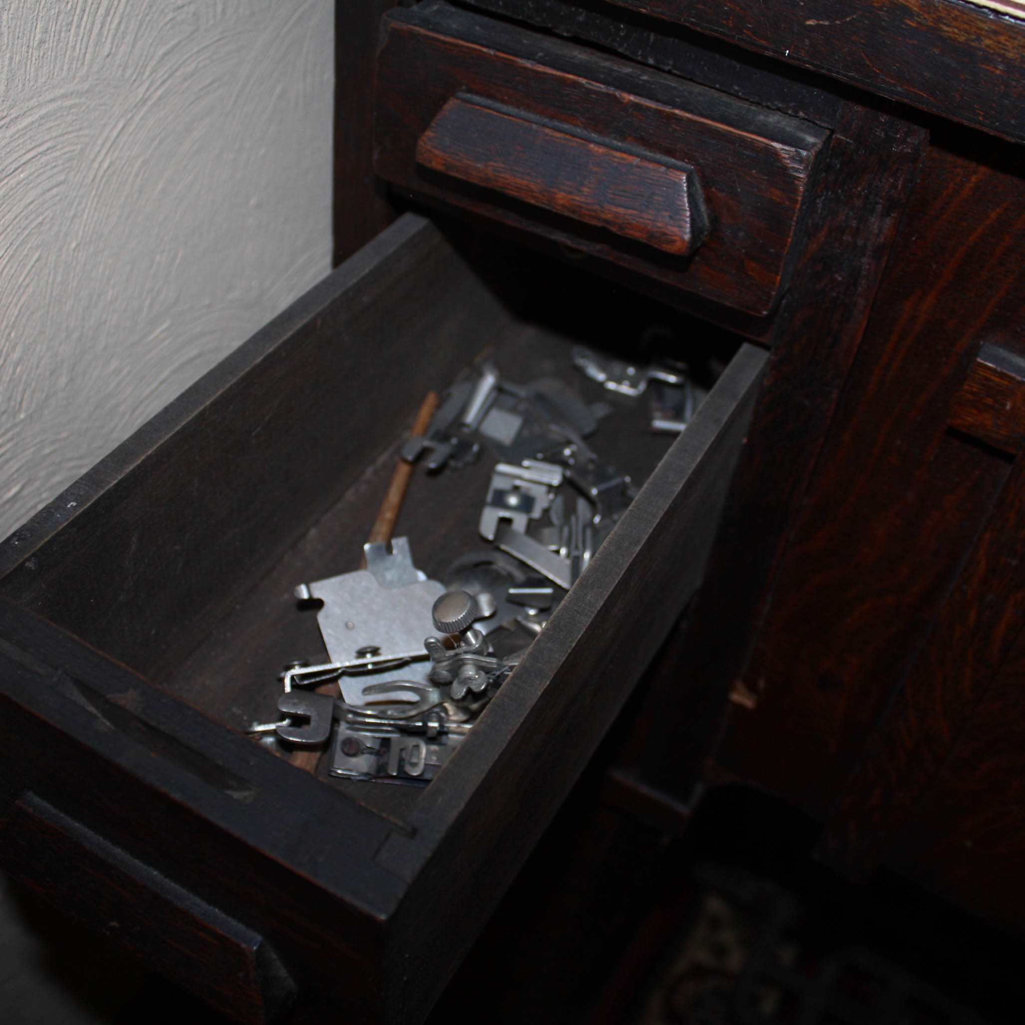 Early 20th Century White Sewing Machine in Mission Style Oak Case