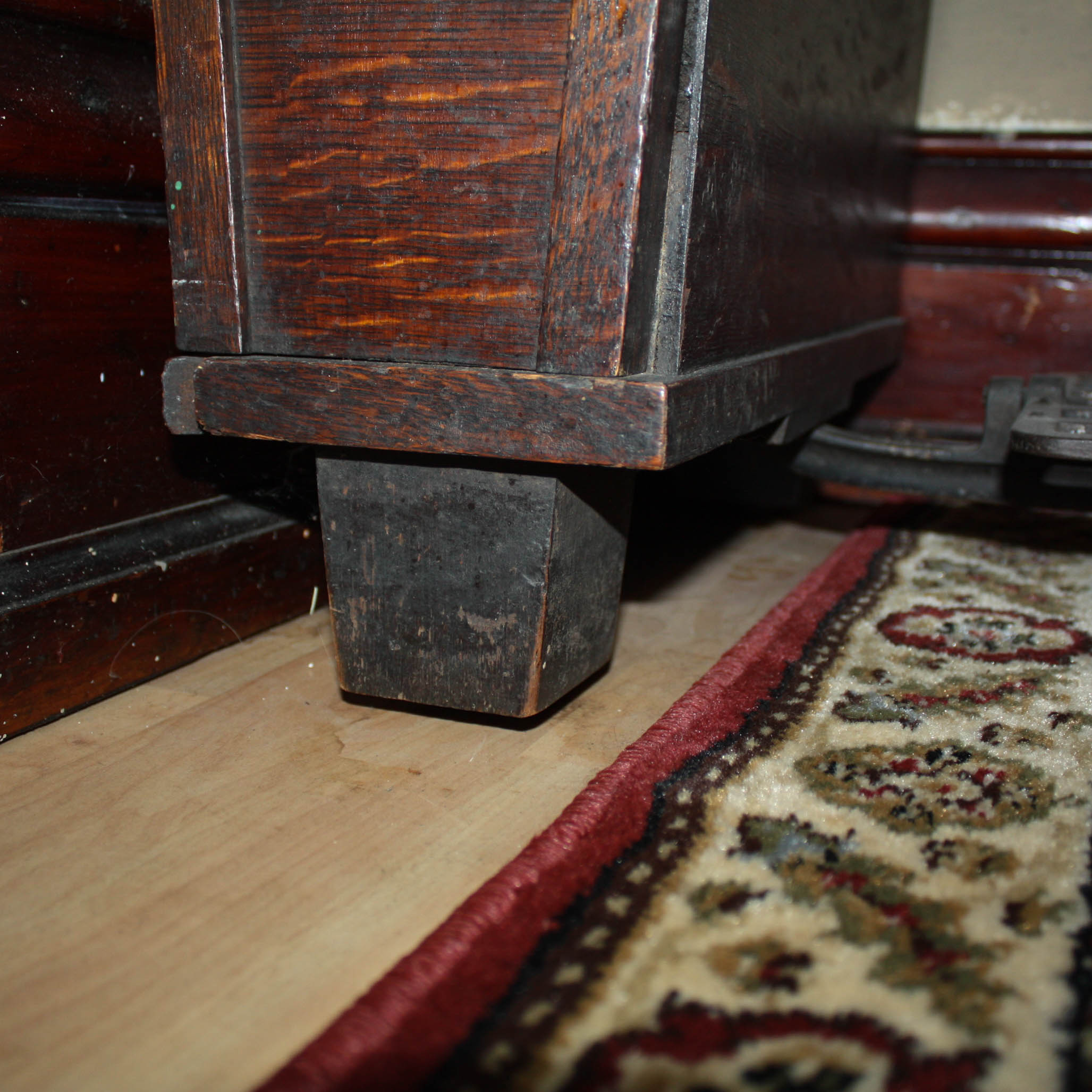 Early 20th Century White Sewing Machine in Mission Style Oak Case