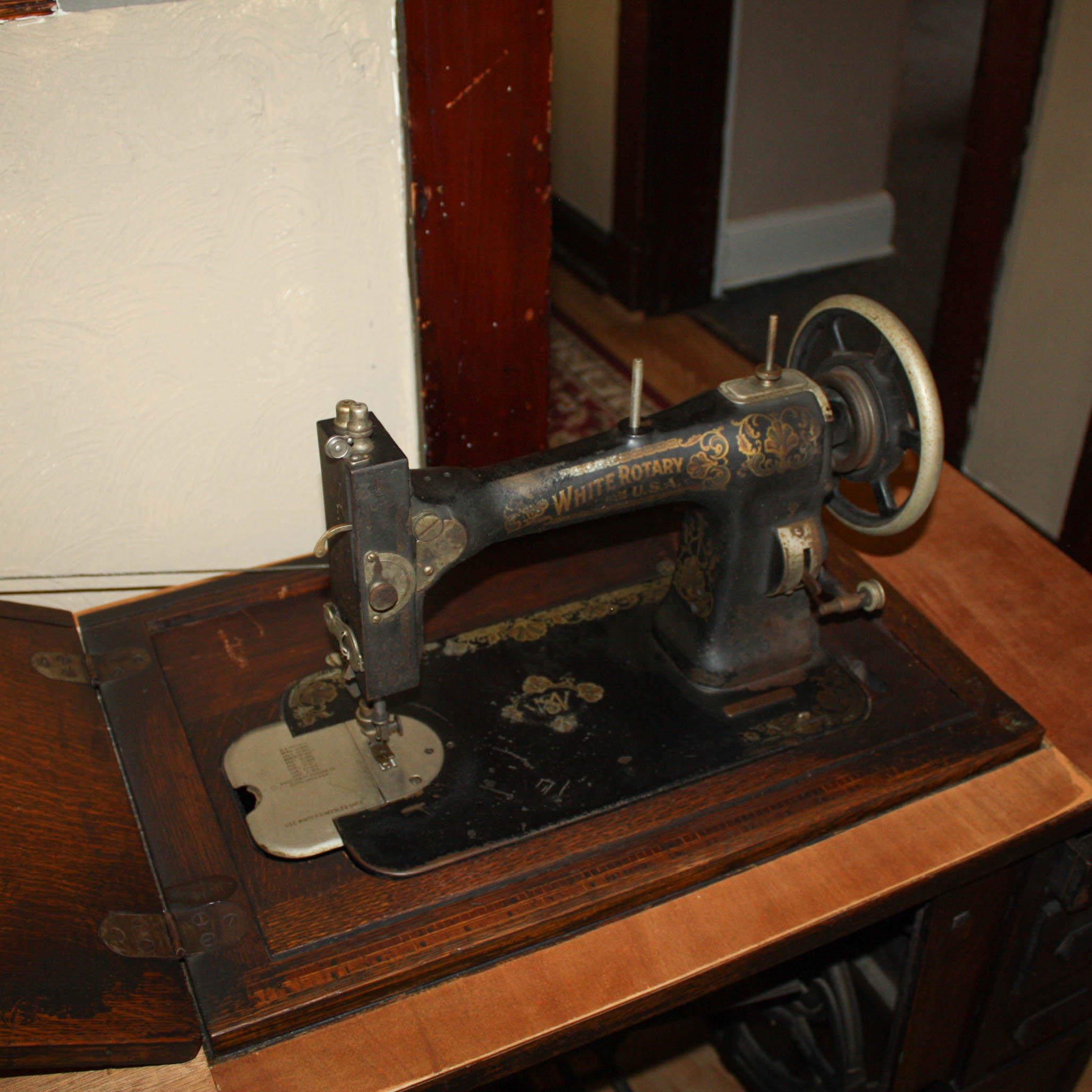 Early 20th Century White Sewing Machine in Mission Style Oak Case