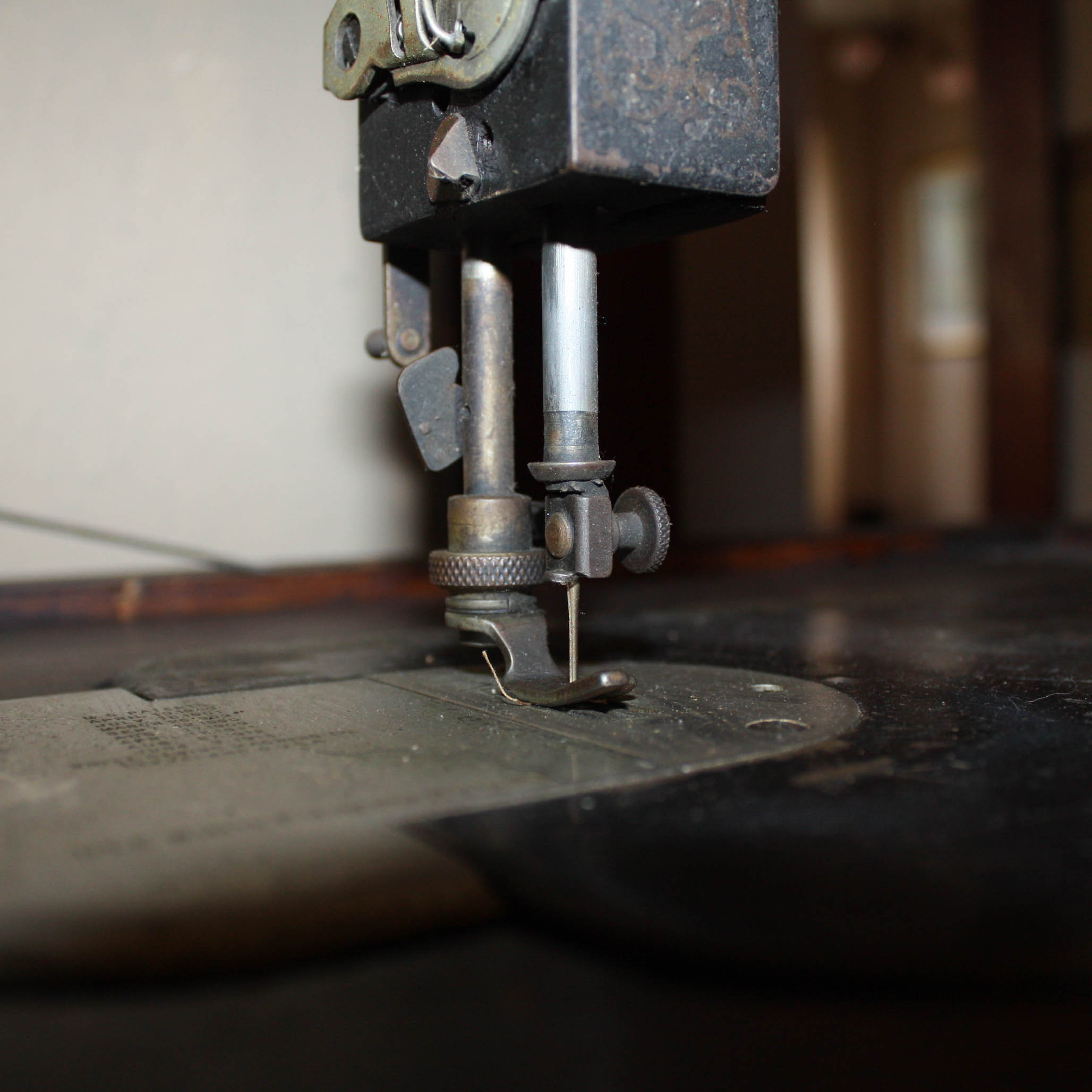 Early 20th Century White Sewing Machine in Mission Style Oak Case EBTH