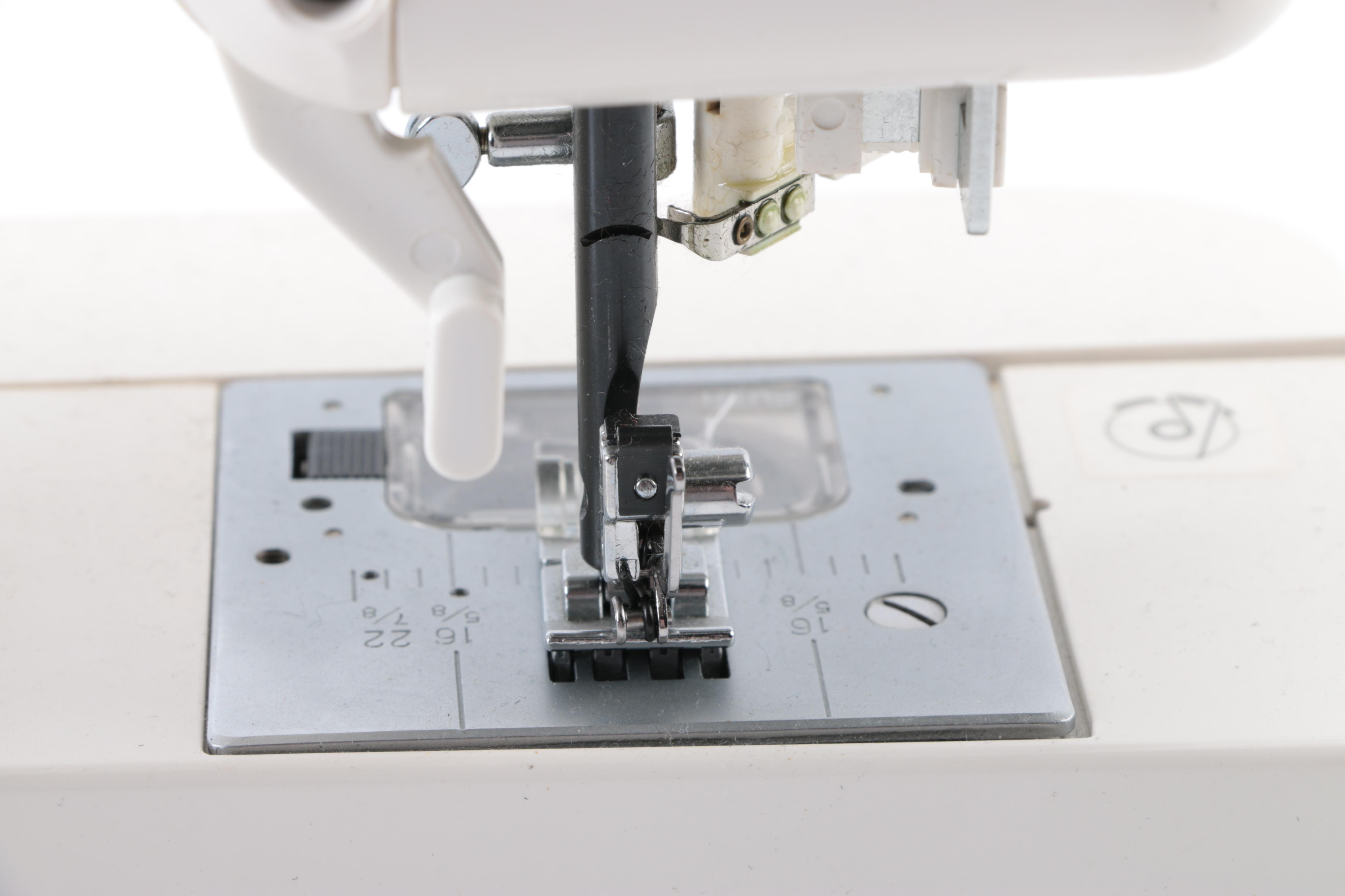 Singer 3962 Sewing Machine with Case