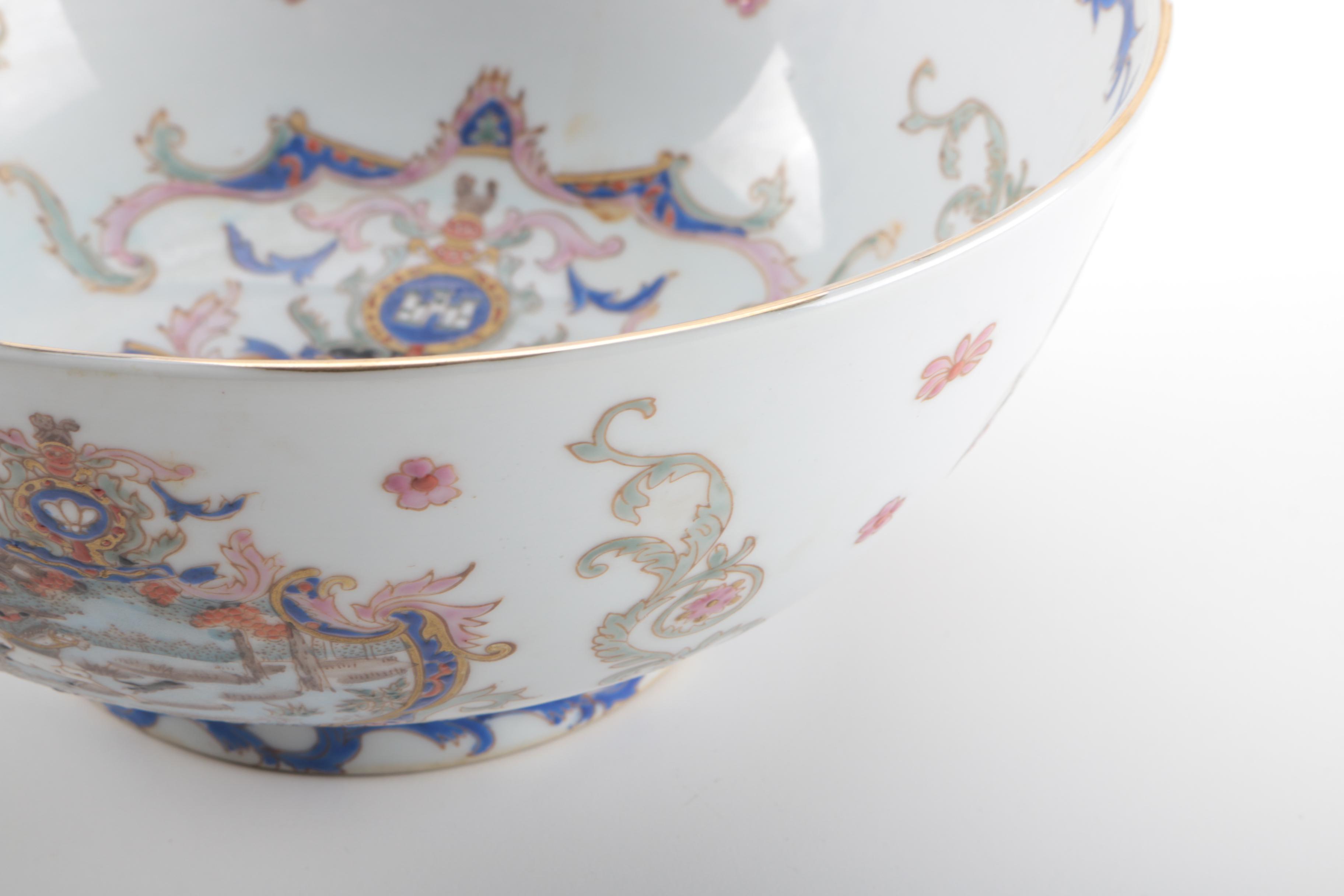 Chinese Export Ware Hunting Scene Ceramic Bowl