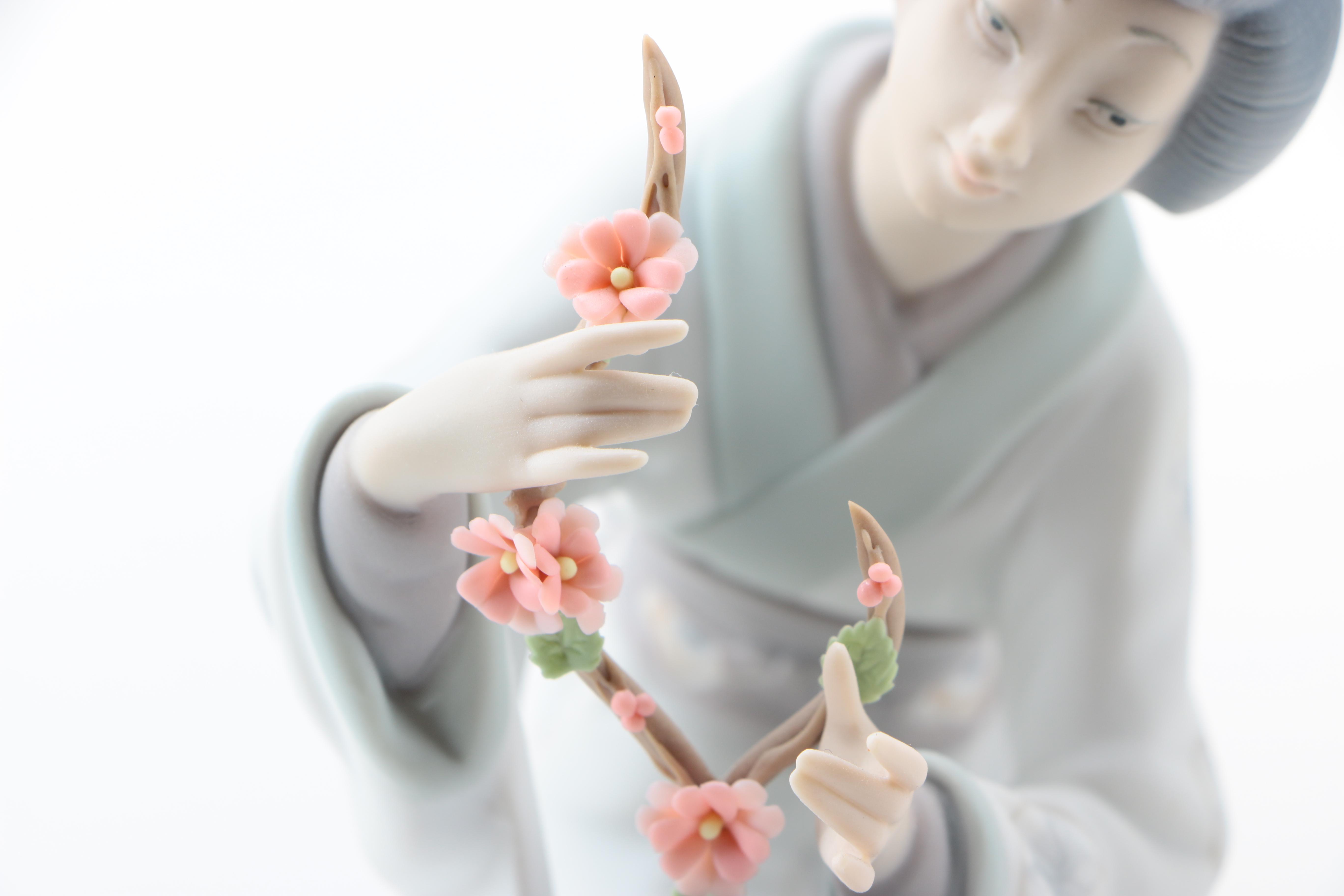 Lladró Vintage "Japanese Girl Decorating" Porcelain Figurine