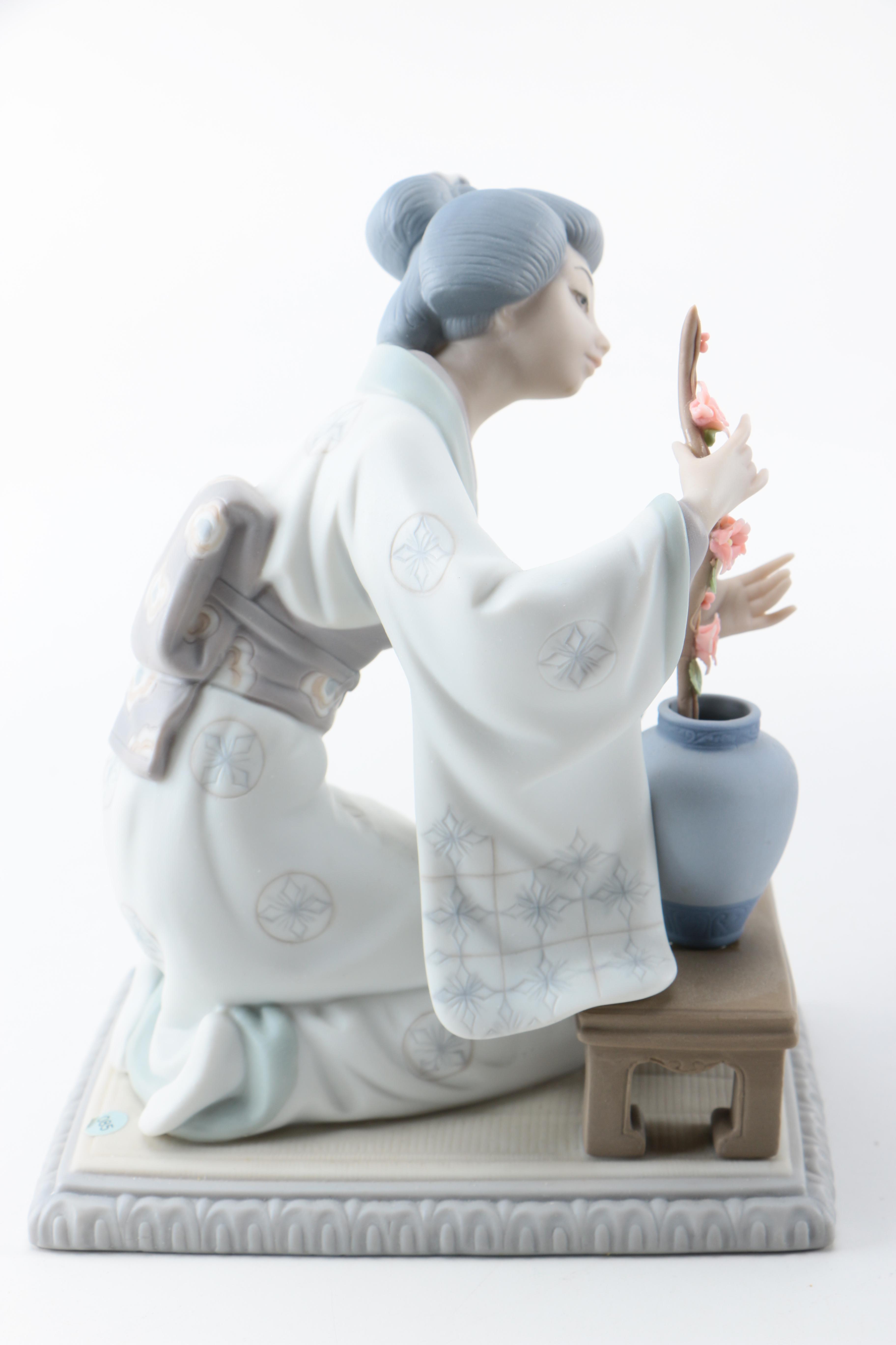 Lladró Vintage "Japanese Girl Decorating" Porcelain Figurine