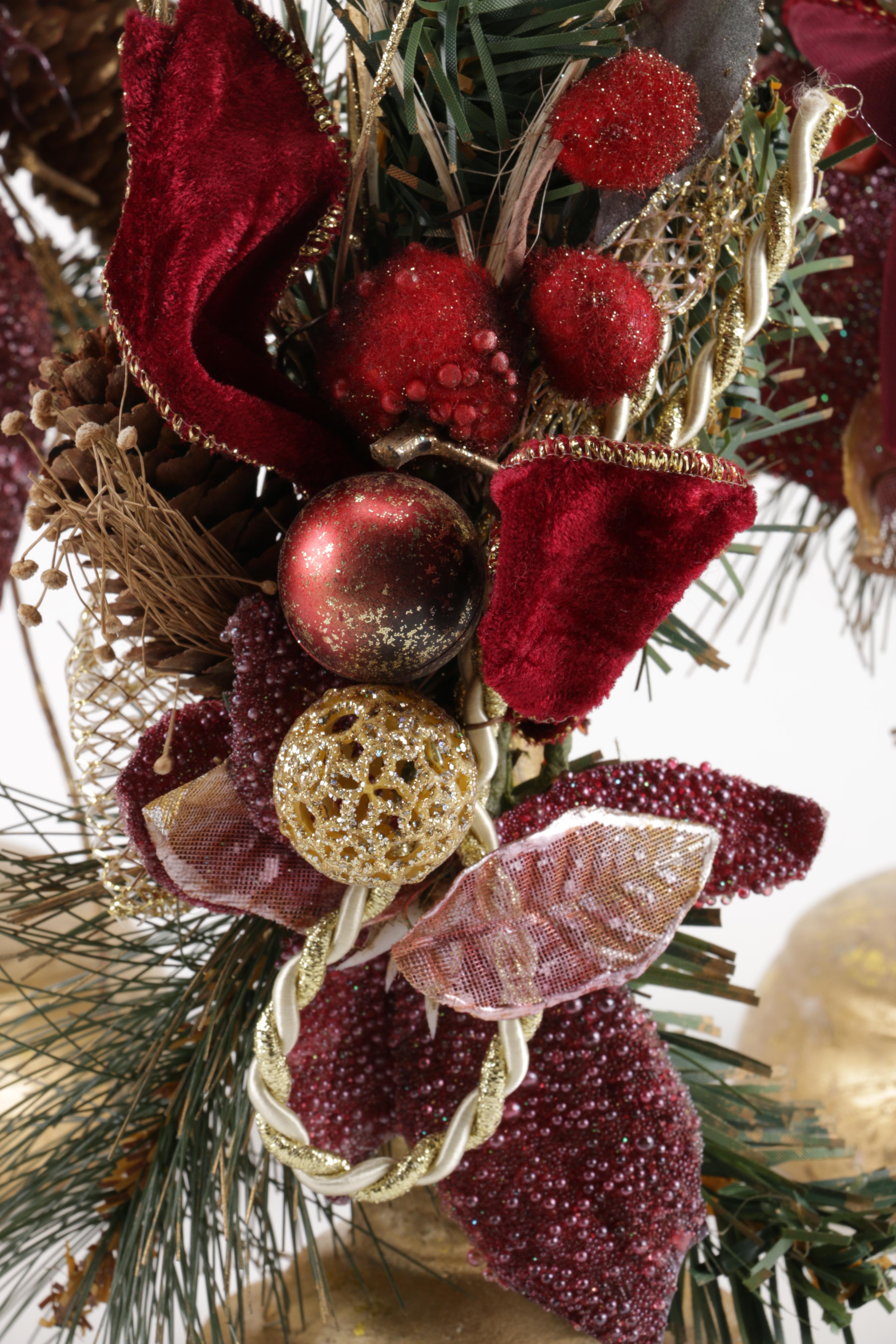 Winter Holiday Gold Tone Pillars