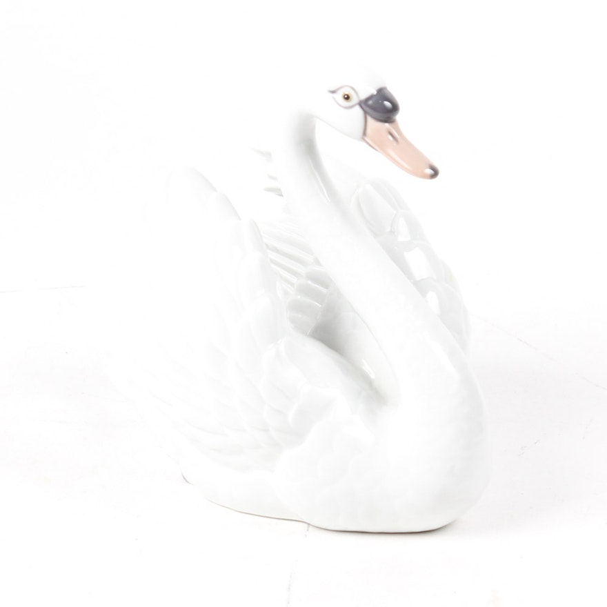 Lladró Porcelain "Swan with Wings Spread" Figurine