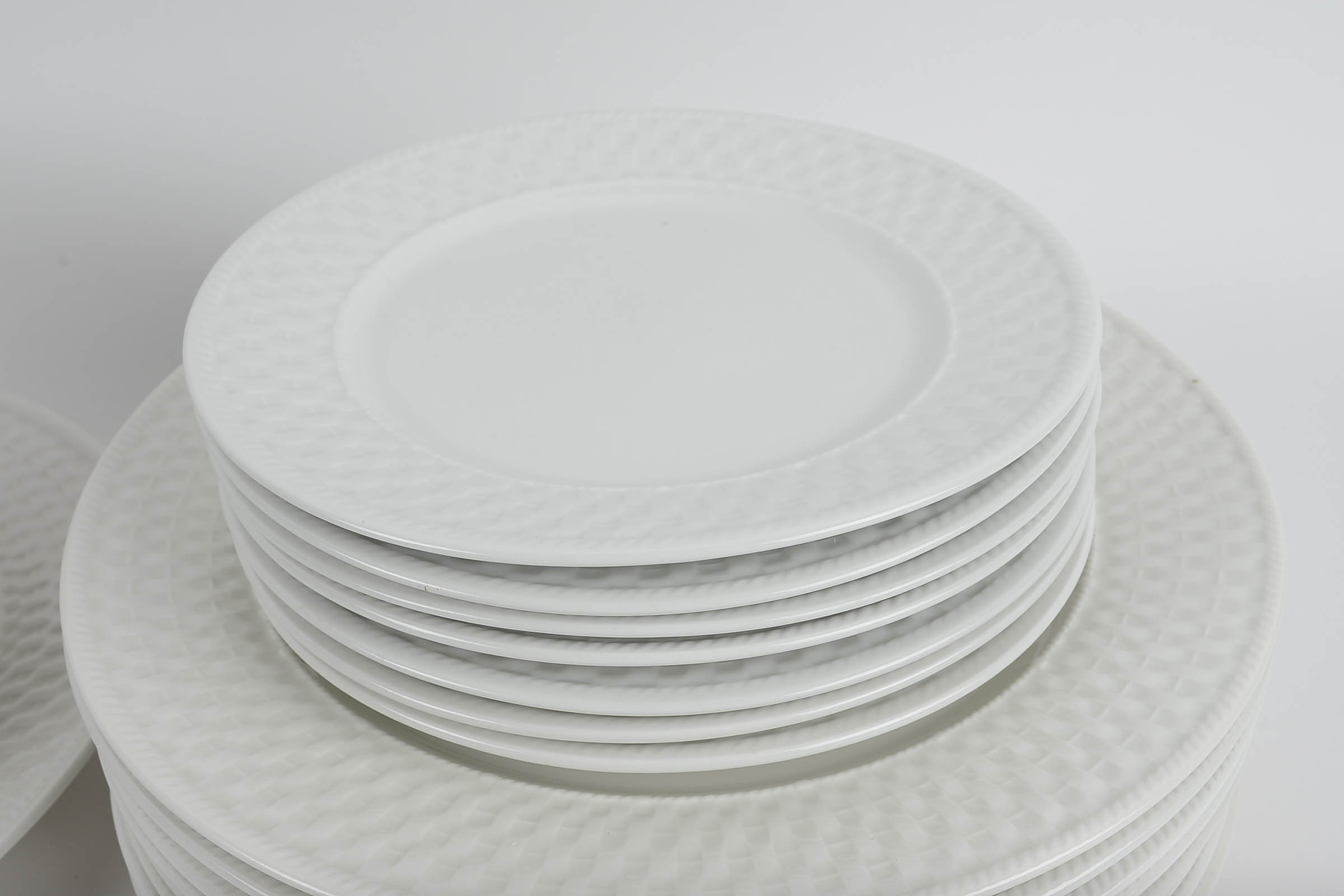 Linens N' Things Basket Weave Glazed White Dinnwerware
