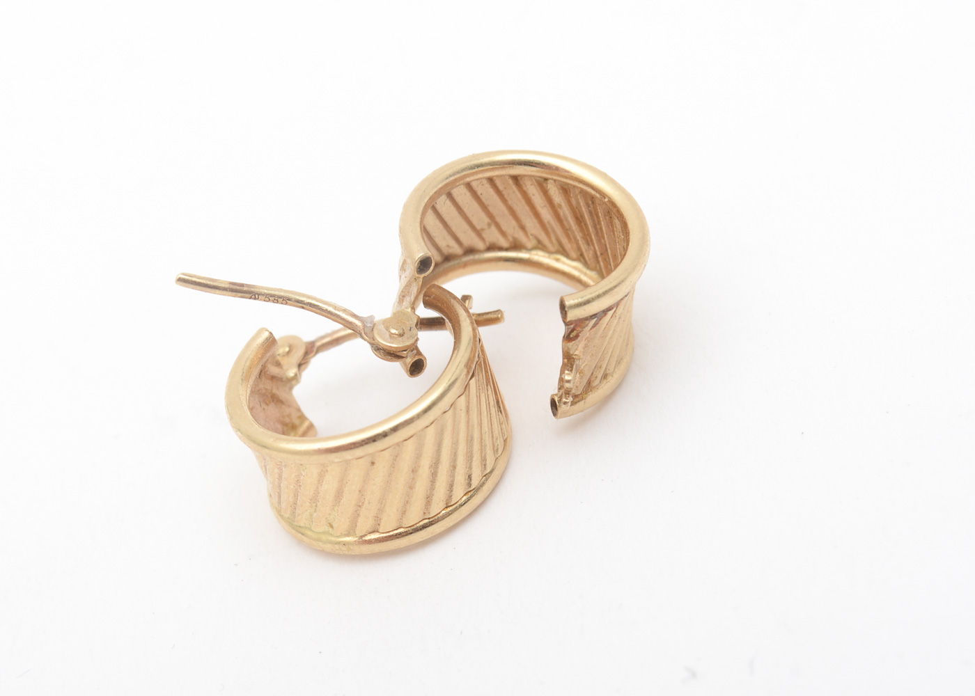 14K Yellow Gold Reeded Huggie Hoops