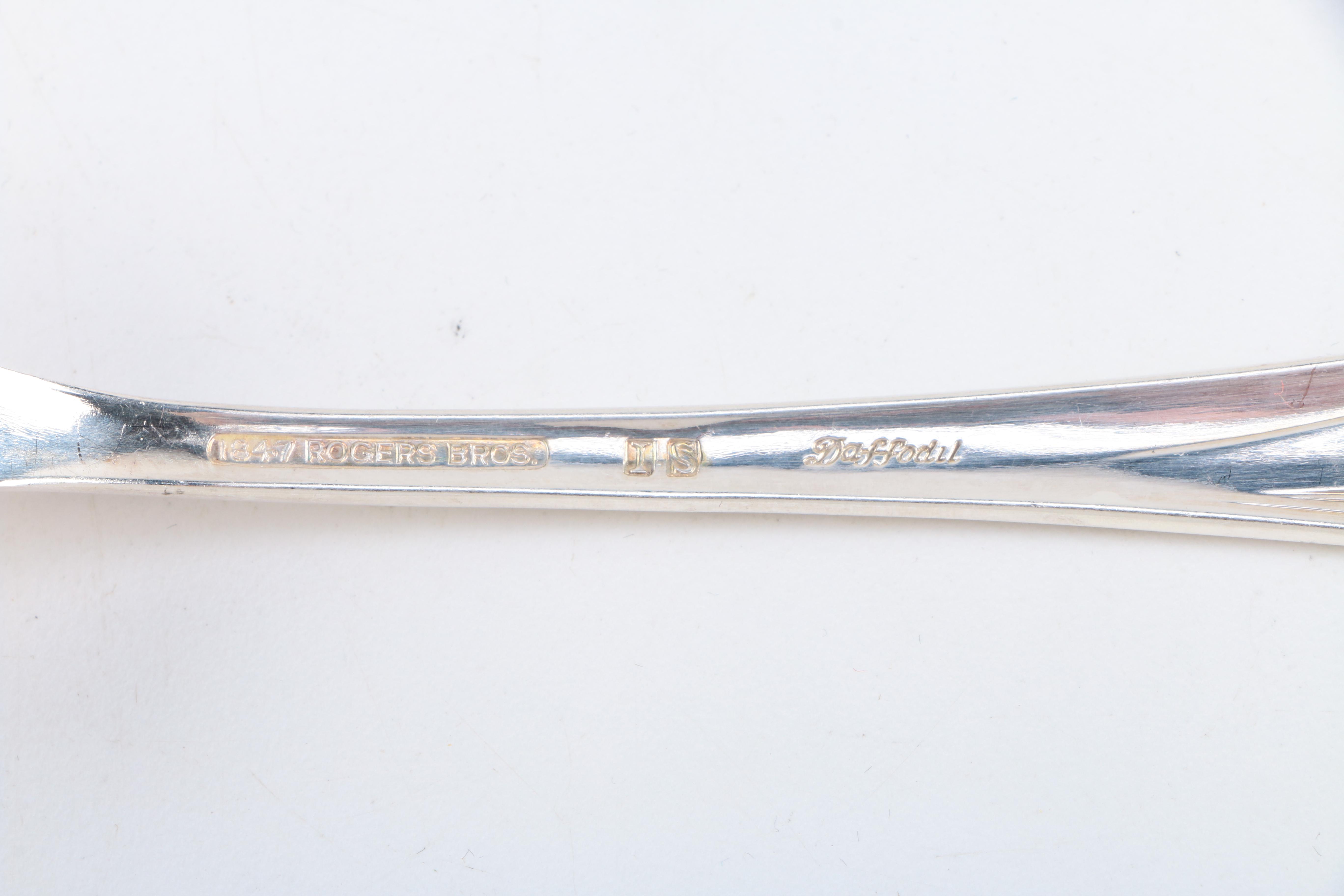 1847 Rogers Bros. "Daffodil" Silver Plate Flatware Set