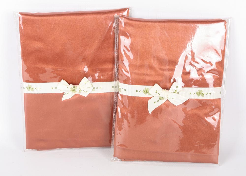 Nancy Koltes Athena Full / Queen Flat Sheet and Kookoon Silk Pillowcases