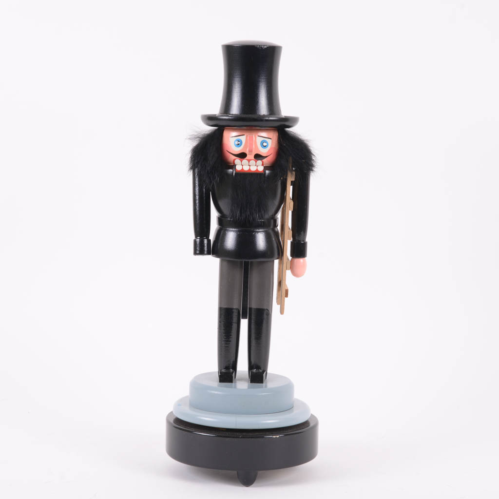 Erzgebirgische German Winding Nutcracker