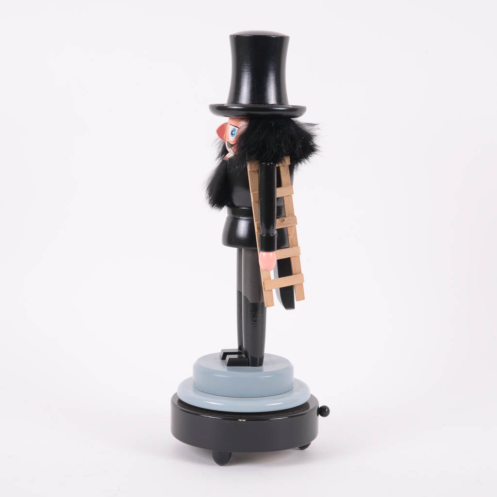 Erzgebirgische German Winding Nutcracker