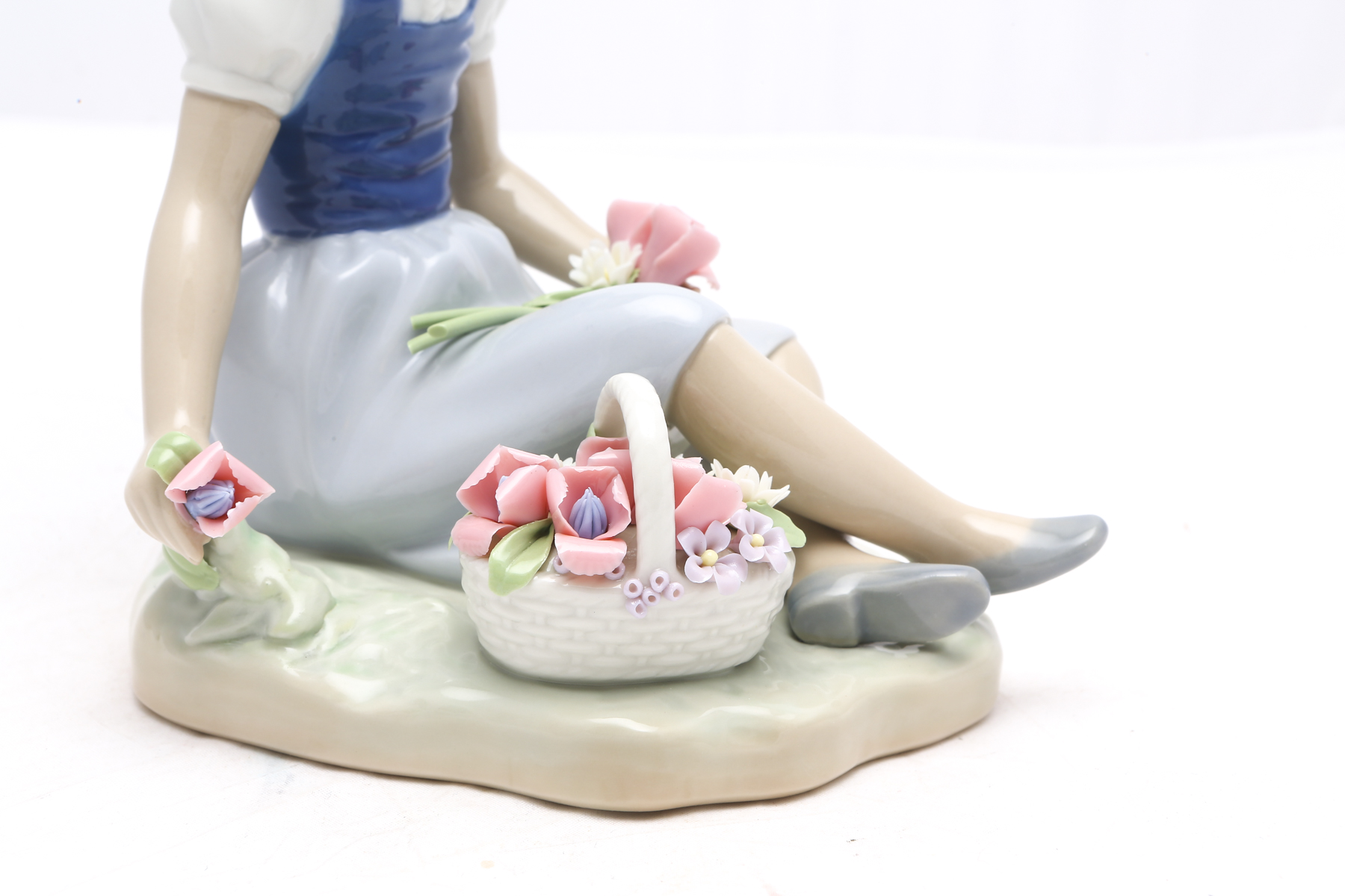 Lladró Figurine "With Wild Flowers" #1287