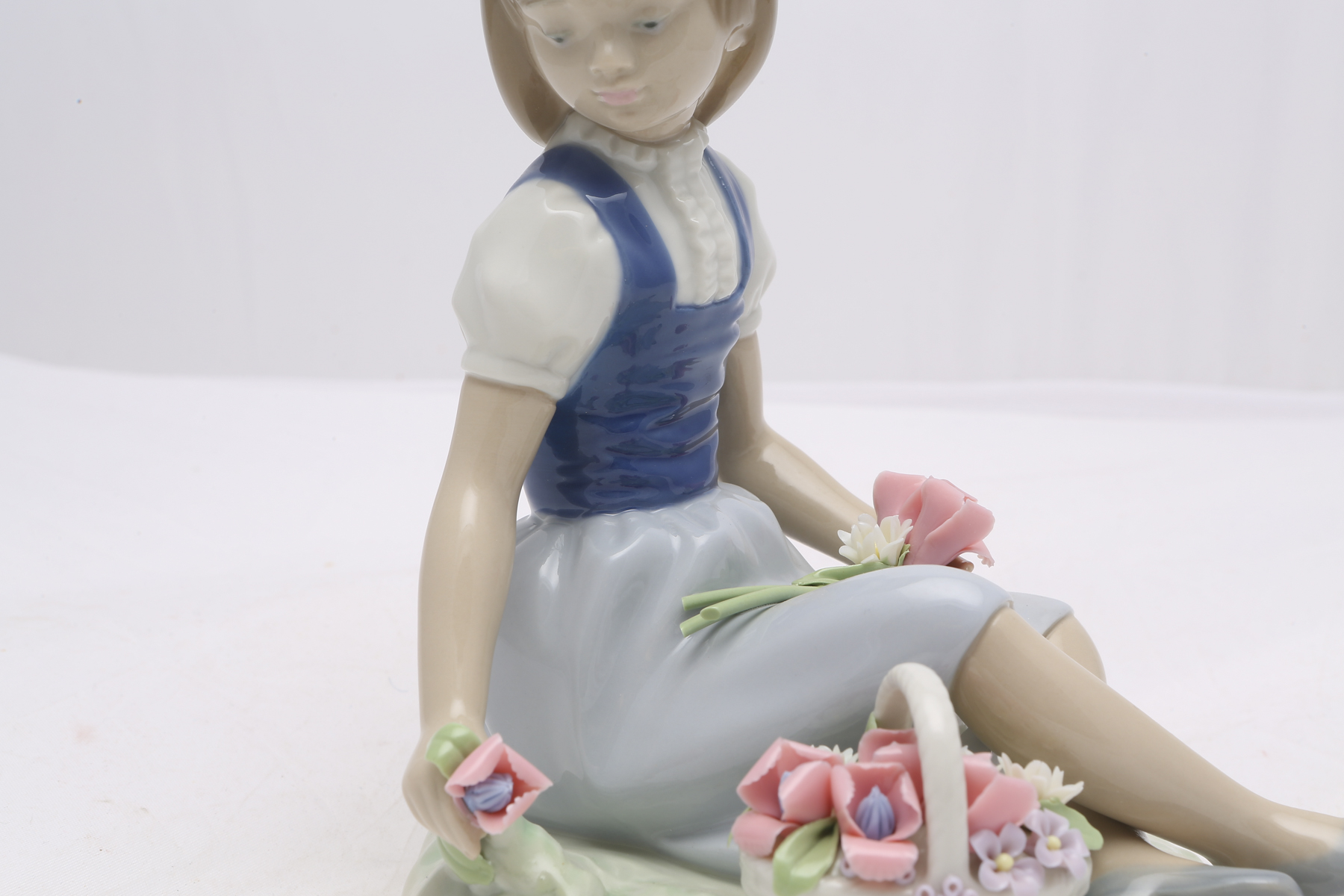 Lladró Figurine "With Wild Flowers" #1287