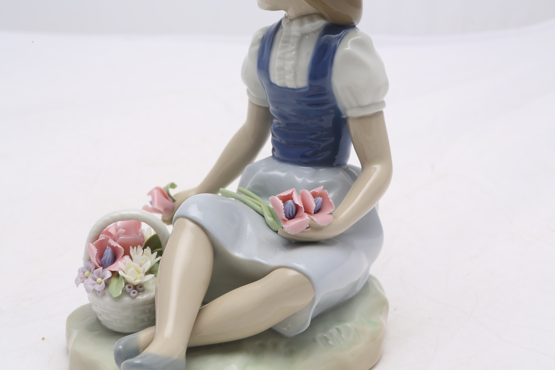 Lladró Figurine "With Wild Flowers" #1287