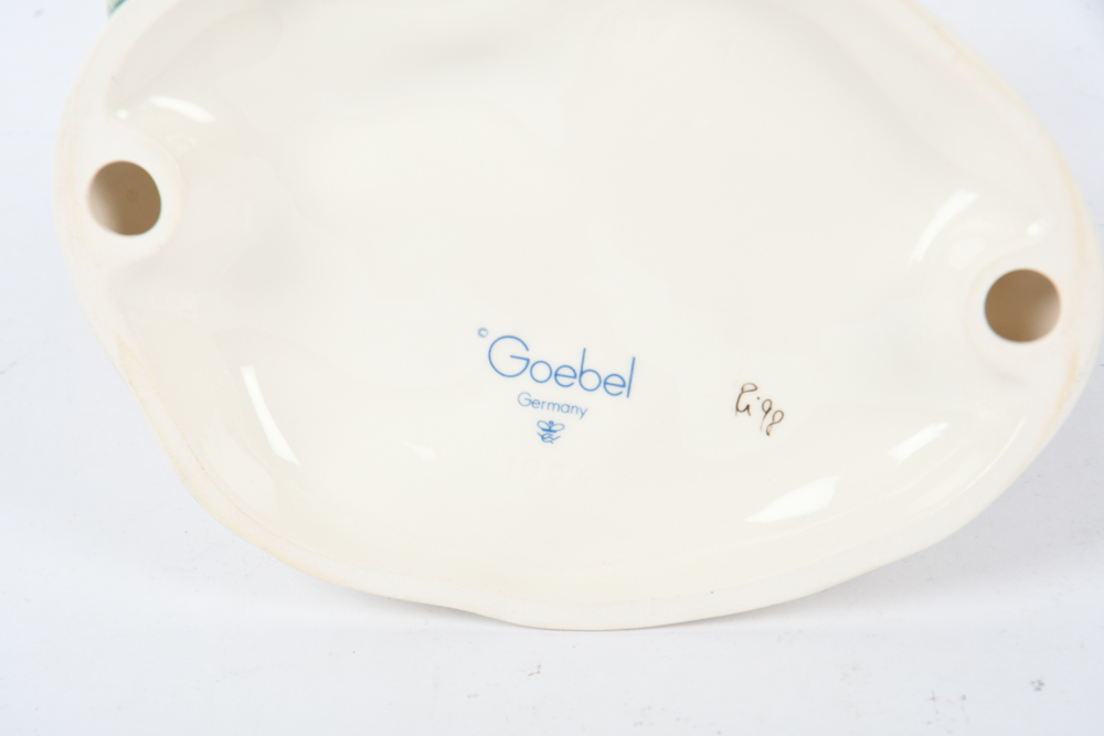 Hummel "Winterfreunde: Making New Friends " Figurine