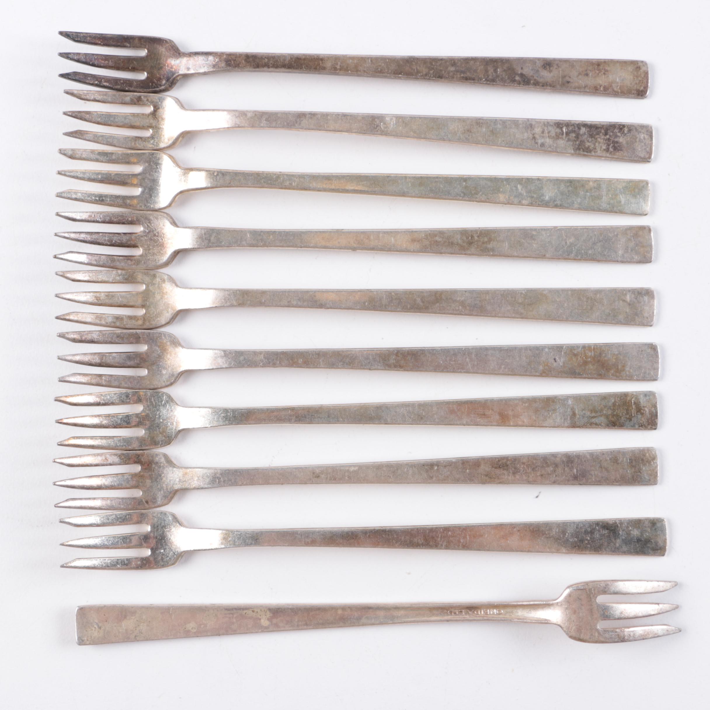 Oneida Stainless Steel Flatware Set