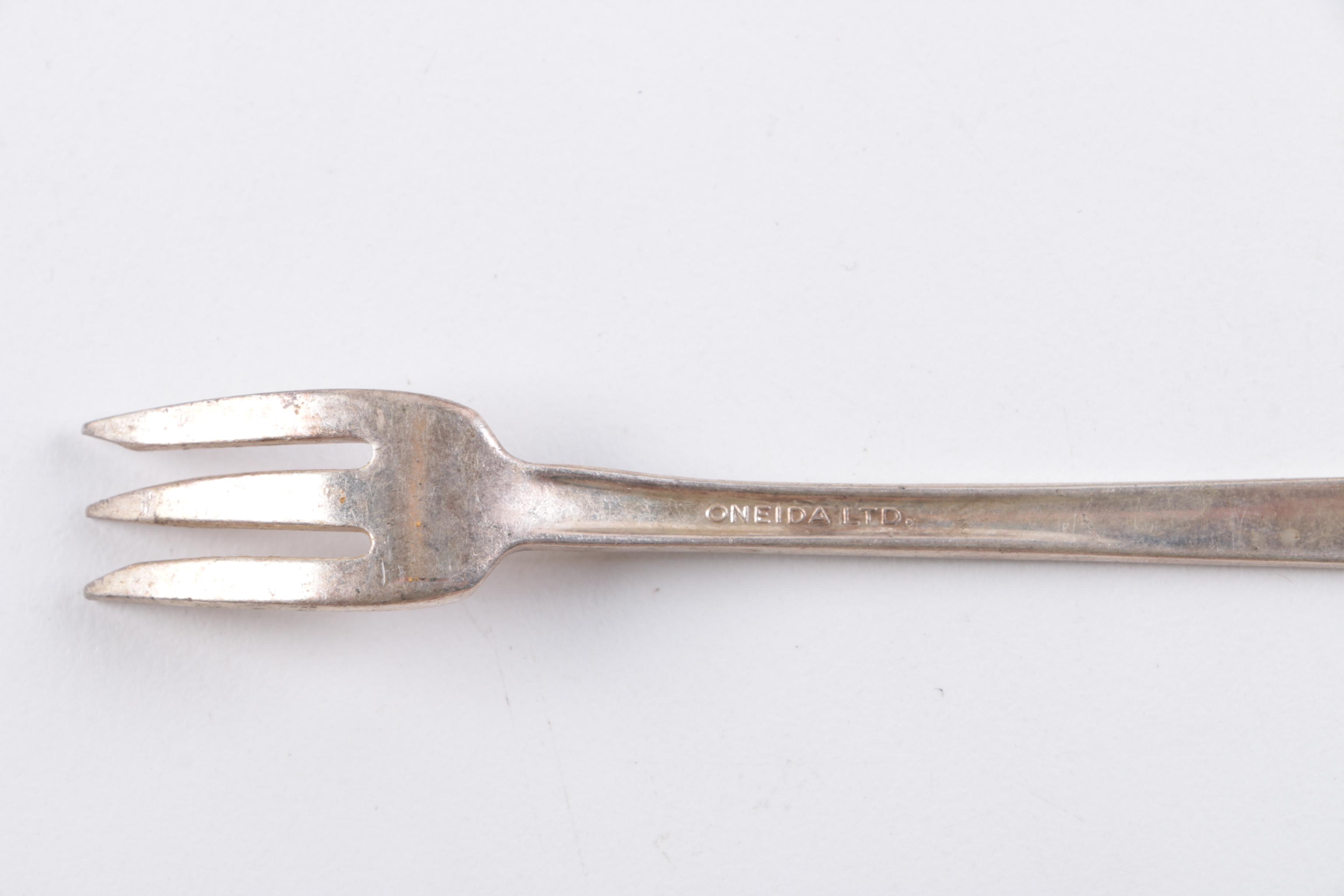 Oneida Stainless Steel Flatware Set