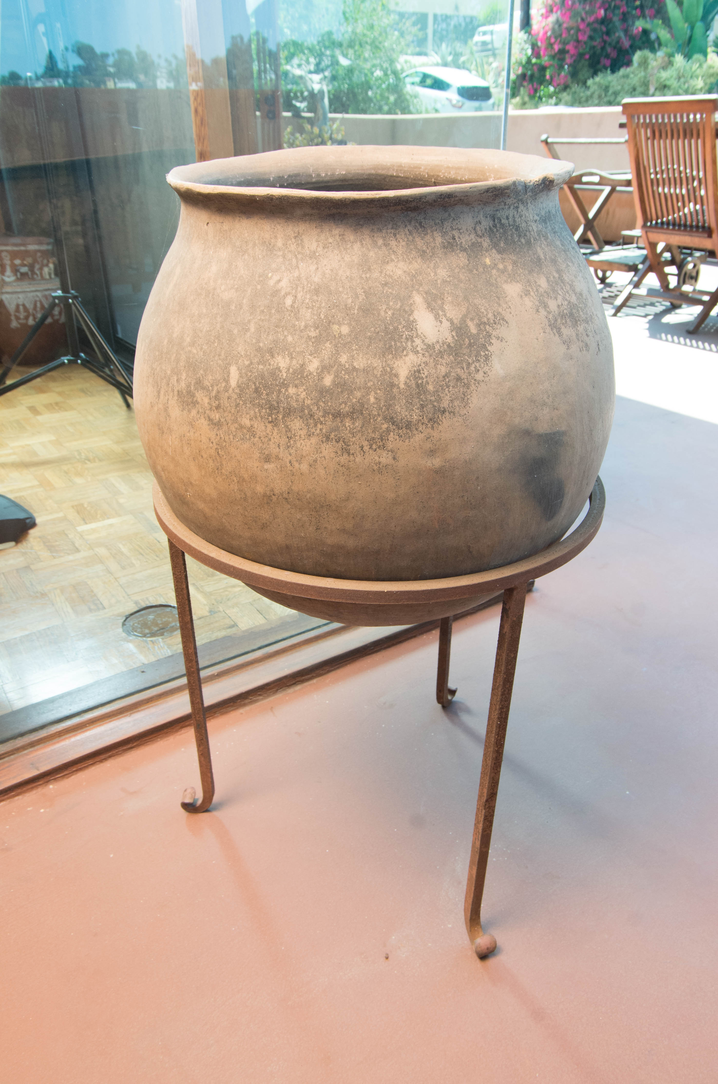 Ceramic Pot with Metal Stand