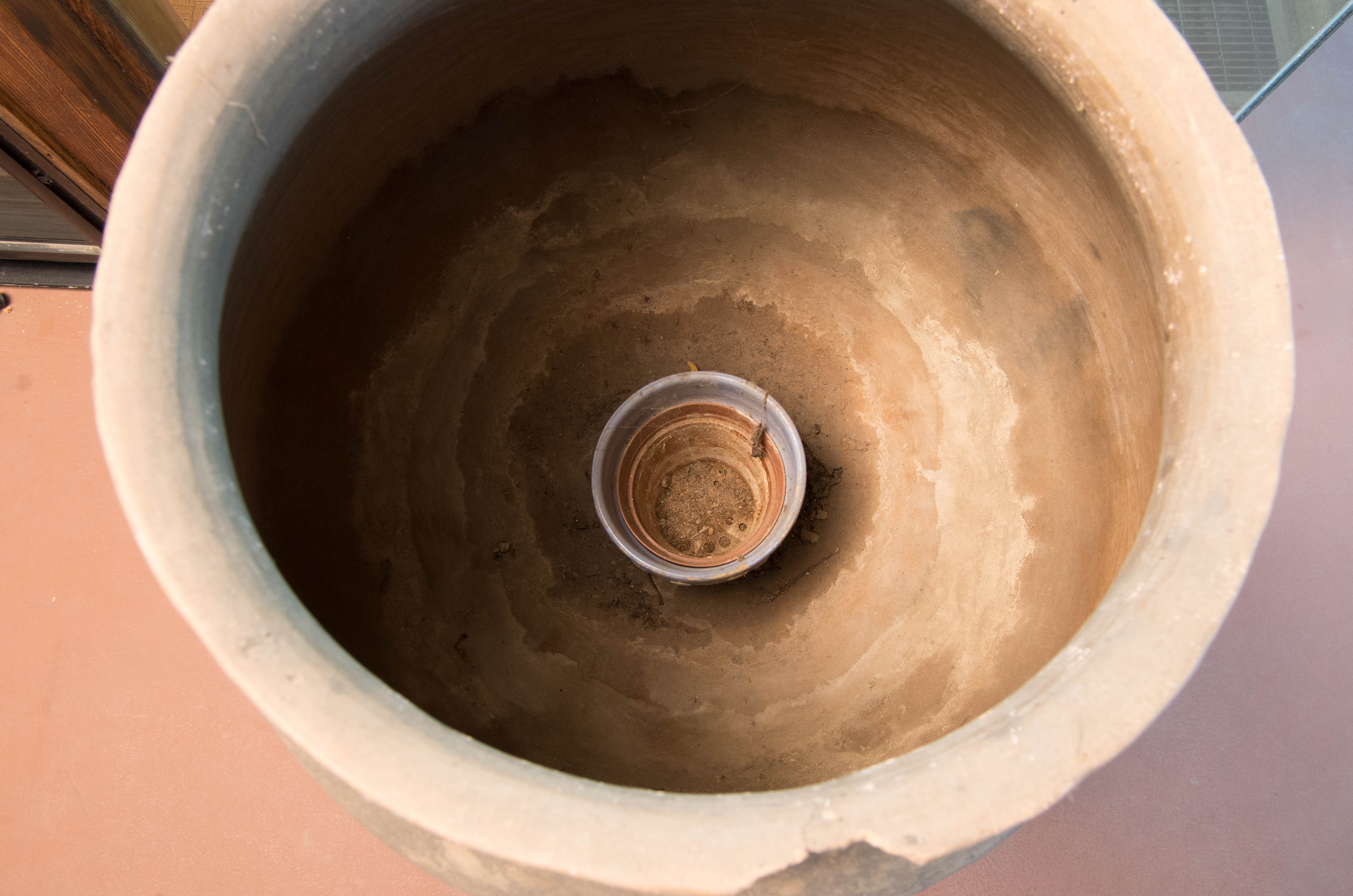 Ceramic Pot with Metal Stand
