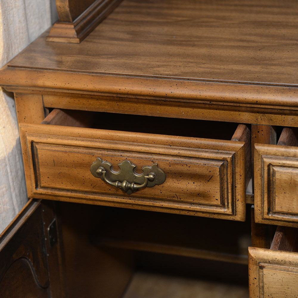 Maple Hutch with Cupboard Base