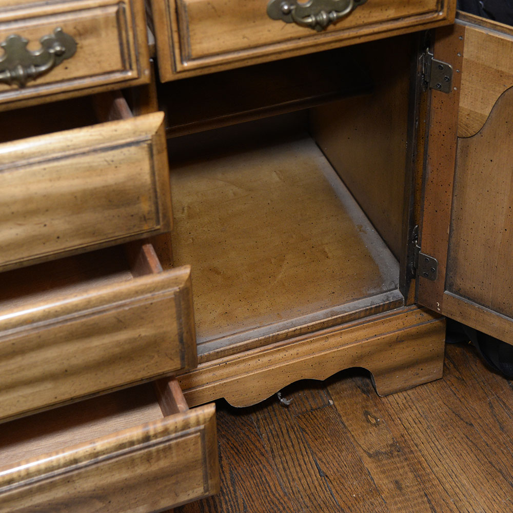 Maple Hutch with Cupboard Base
