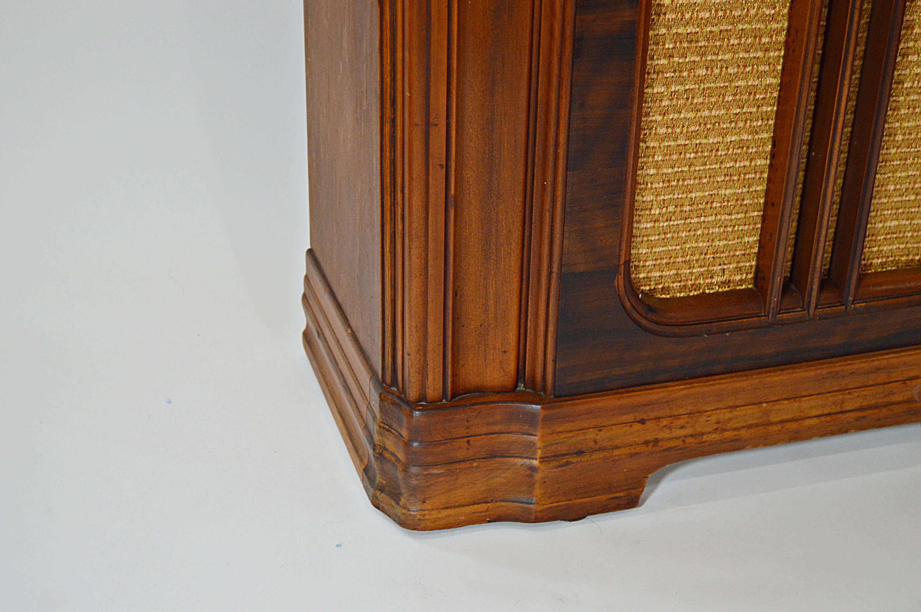 Pre-WWII Art Deco Atwater Kent Floor Radio Model 676