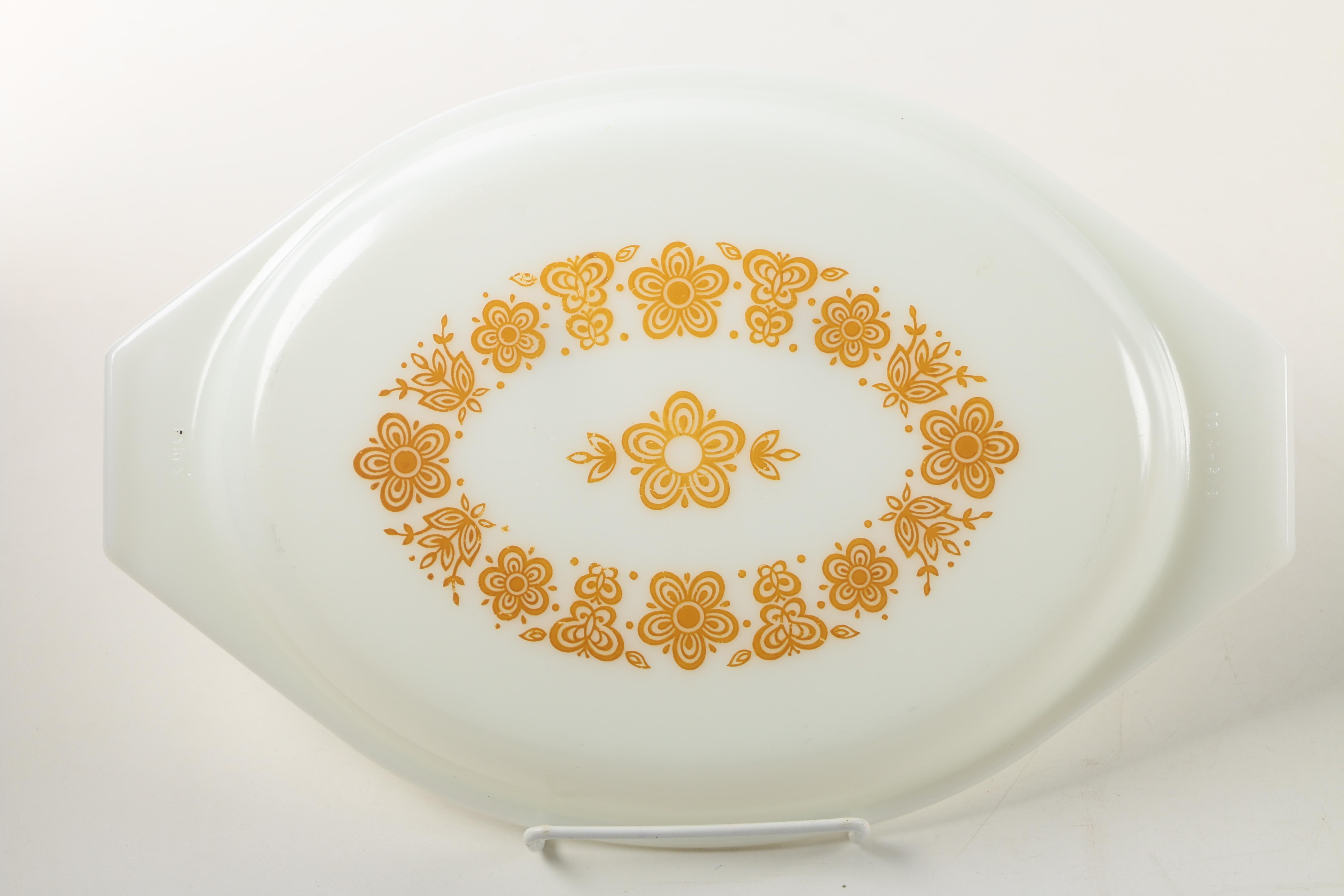 1970s Pyrex "Butterfly Gold" Glass 2.5 Quart Covered Casserole Dish