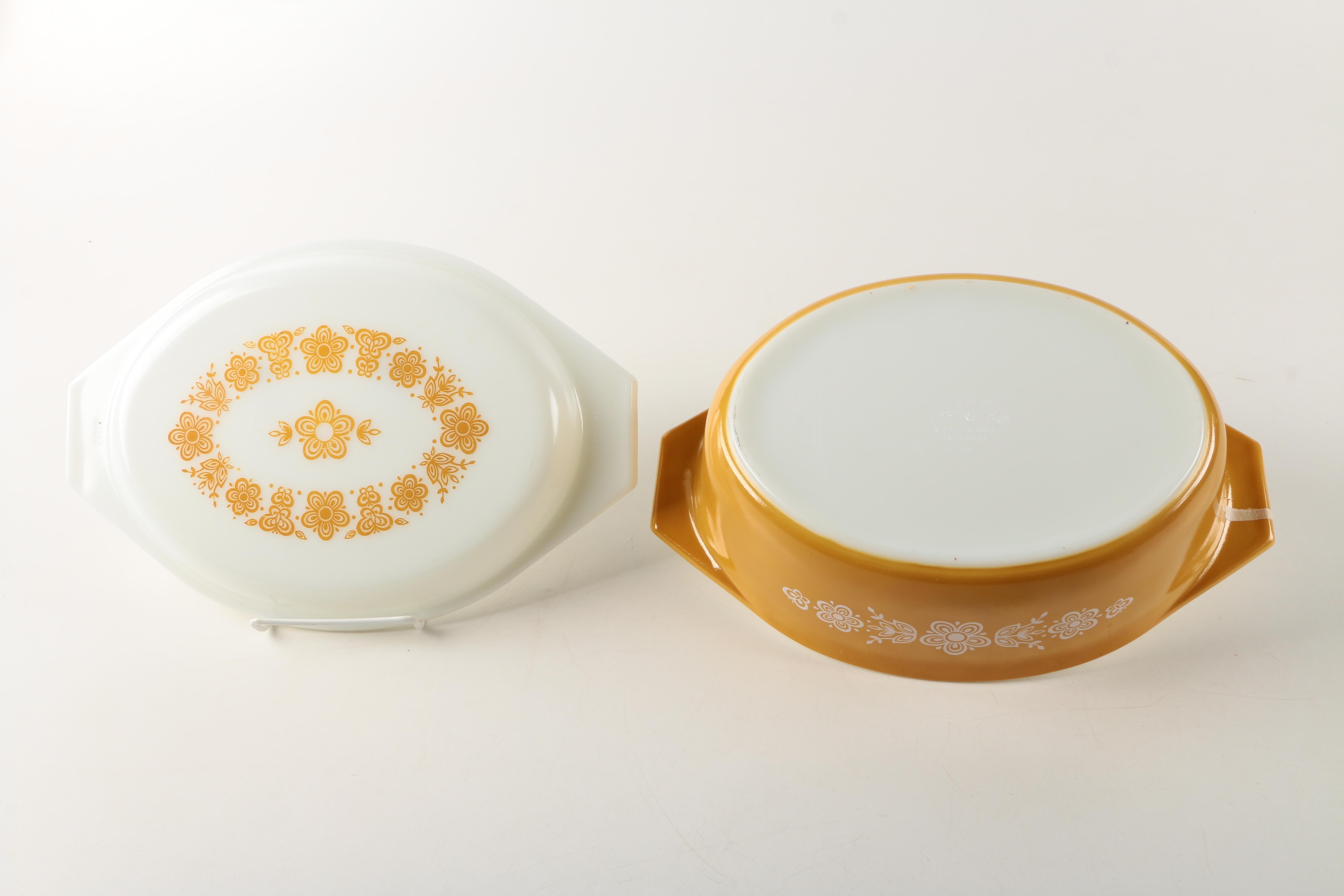 1970s Pyrex "Butterfly Gold" Glass 2.5 Quart Covered Casserole Dish