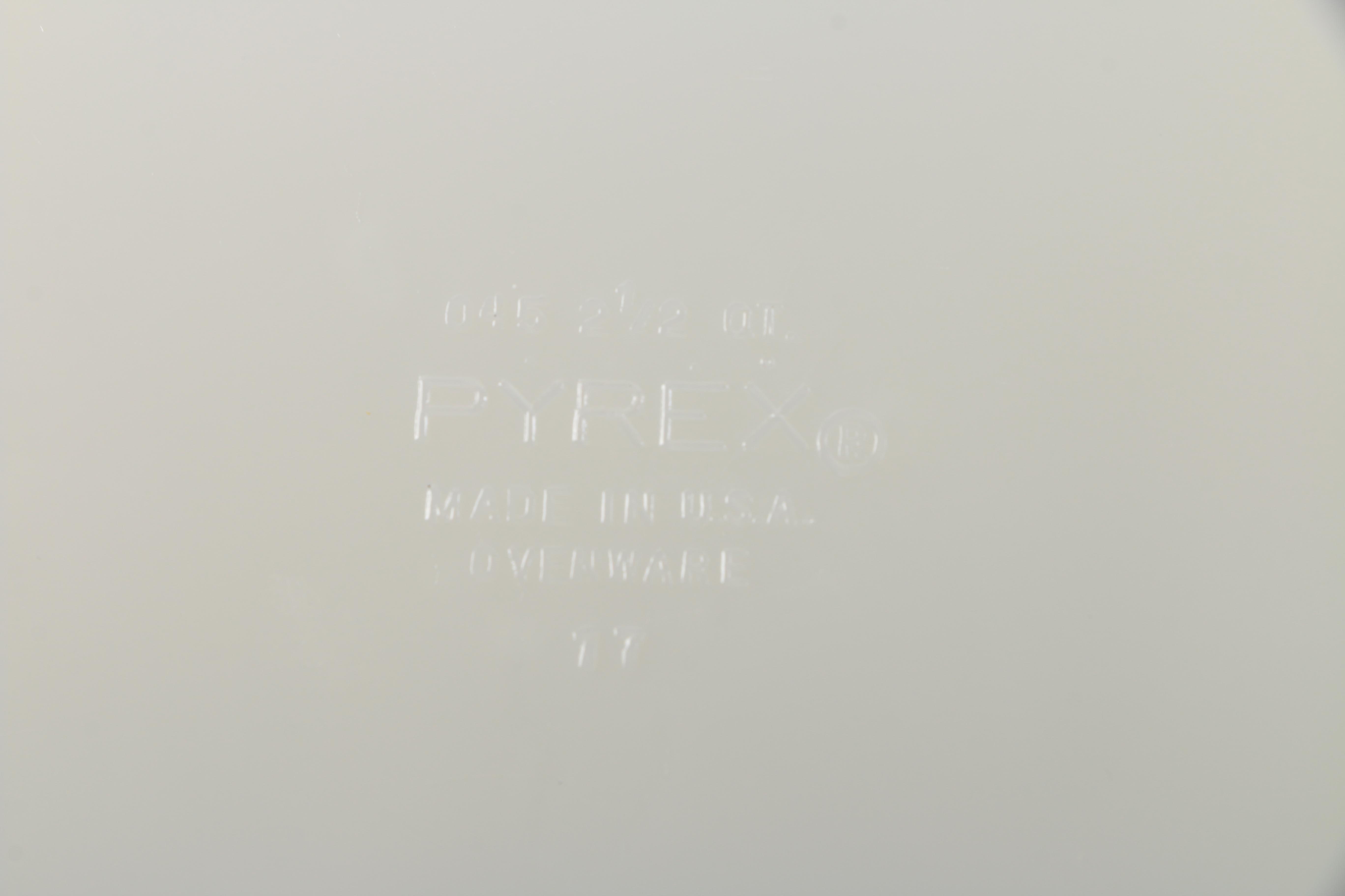 1970s Pyrex "Butterfly Gold" Glass 2.5 Quart Covered Casserole Dish