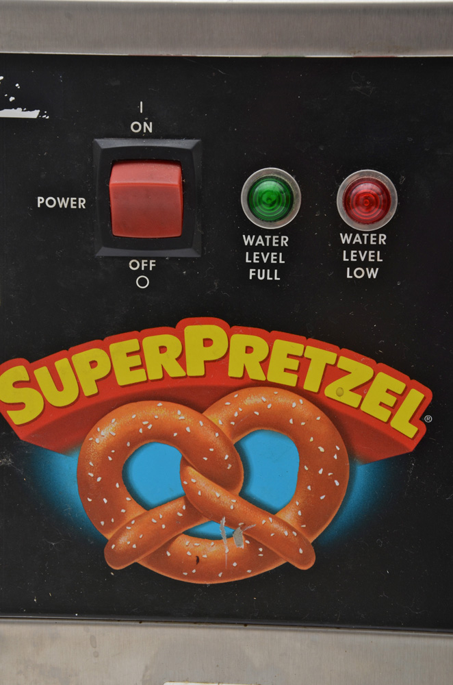 Super Pretzel Soft Pretzel Warmer