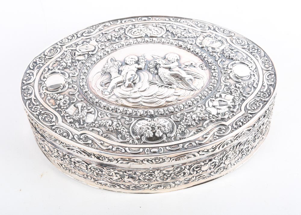 830 Silver Cherub Snuff Box