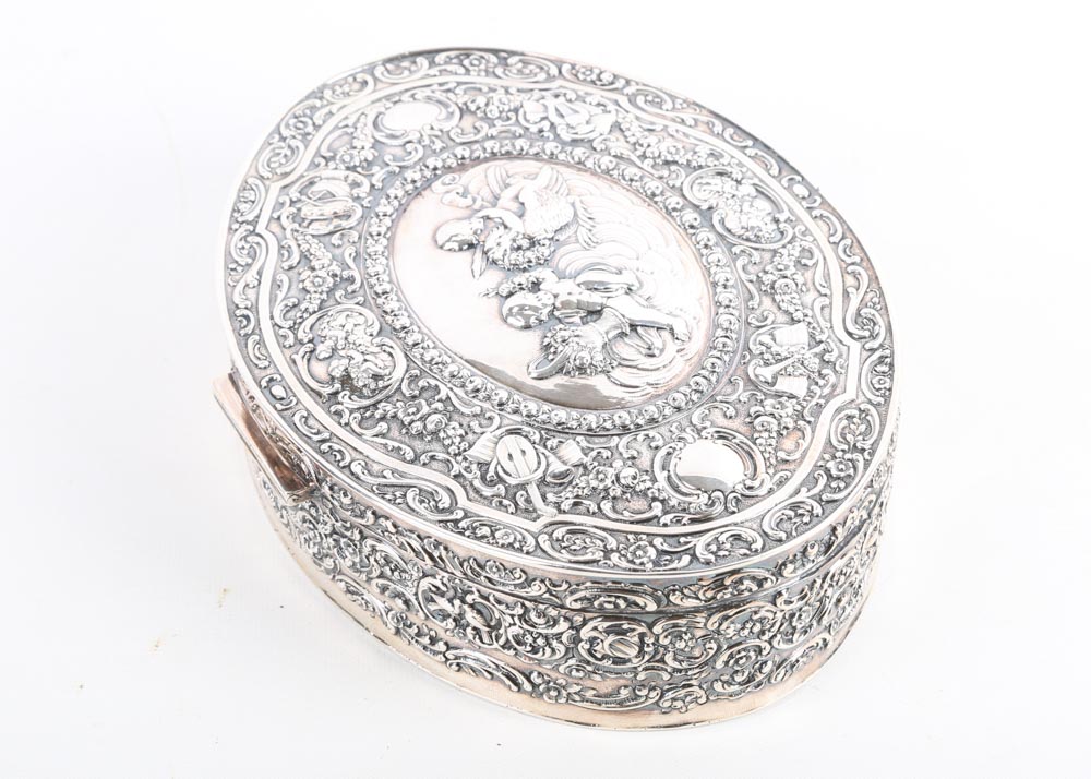 830 Silver Cherub Snuff Box