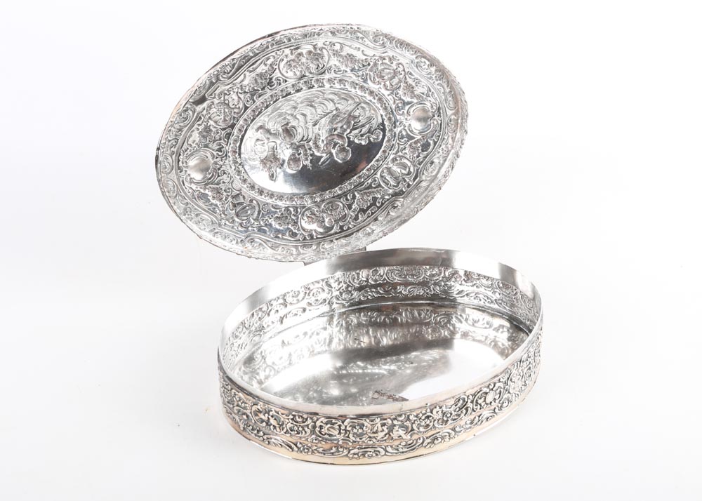 830 Silver Cherub Snuff Box