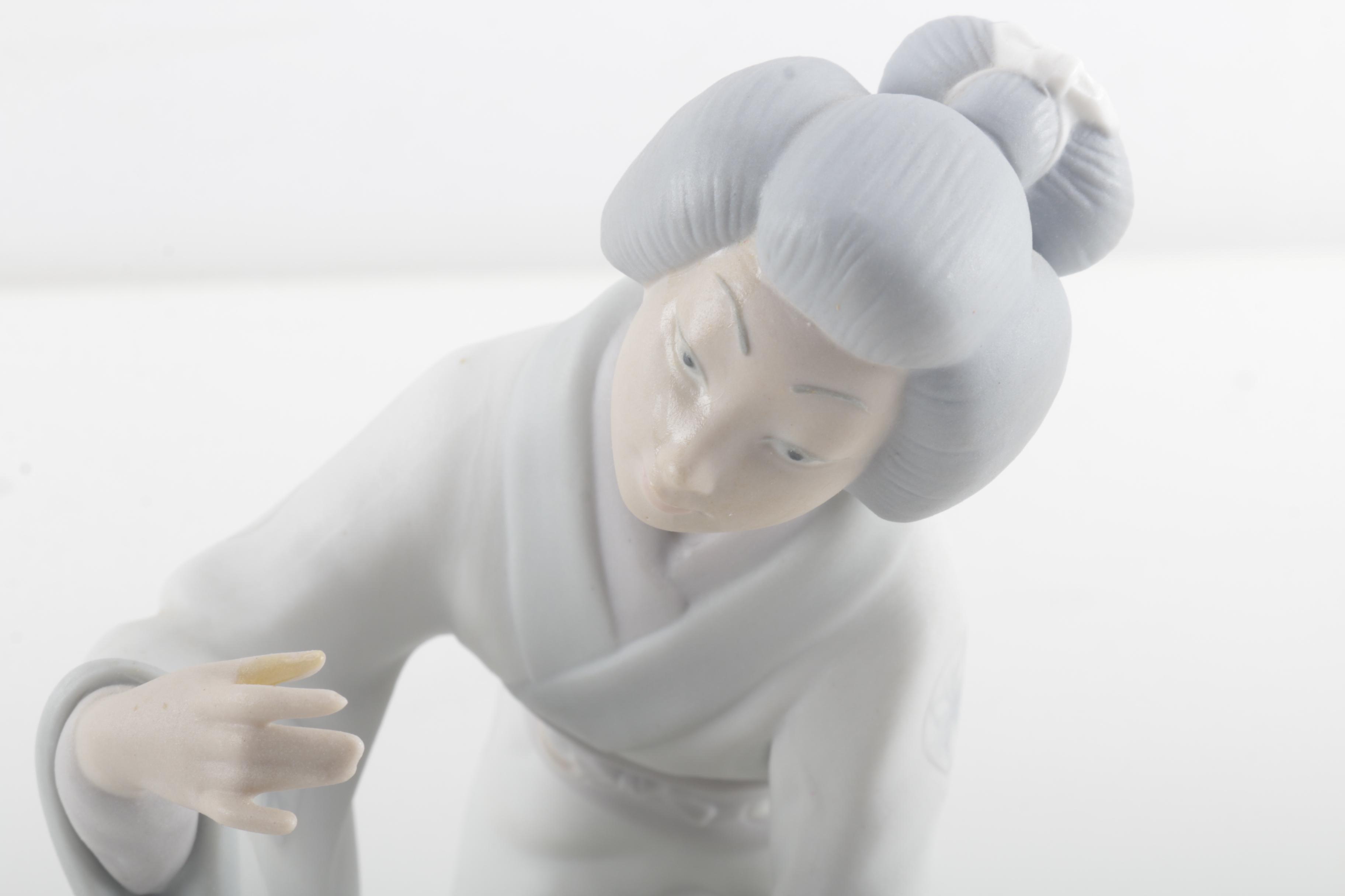 1973 Lladró "Japanese Girl Decorating" Porcelain Figurine