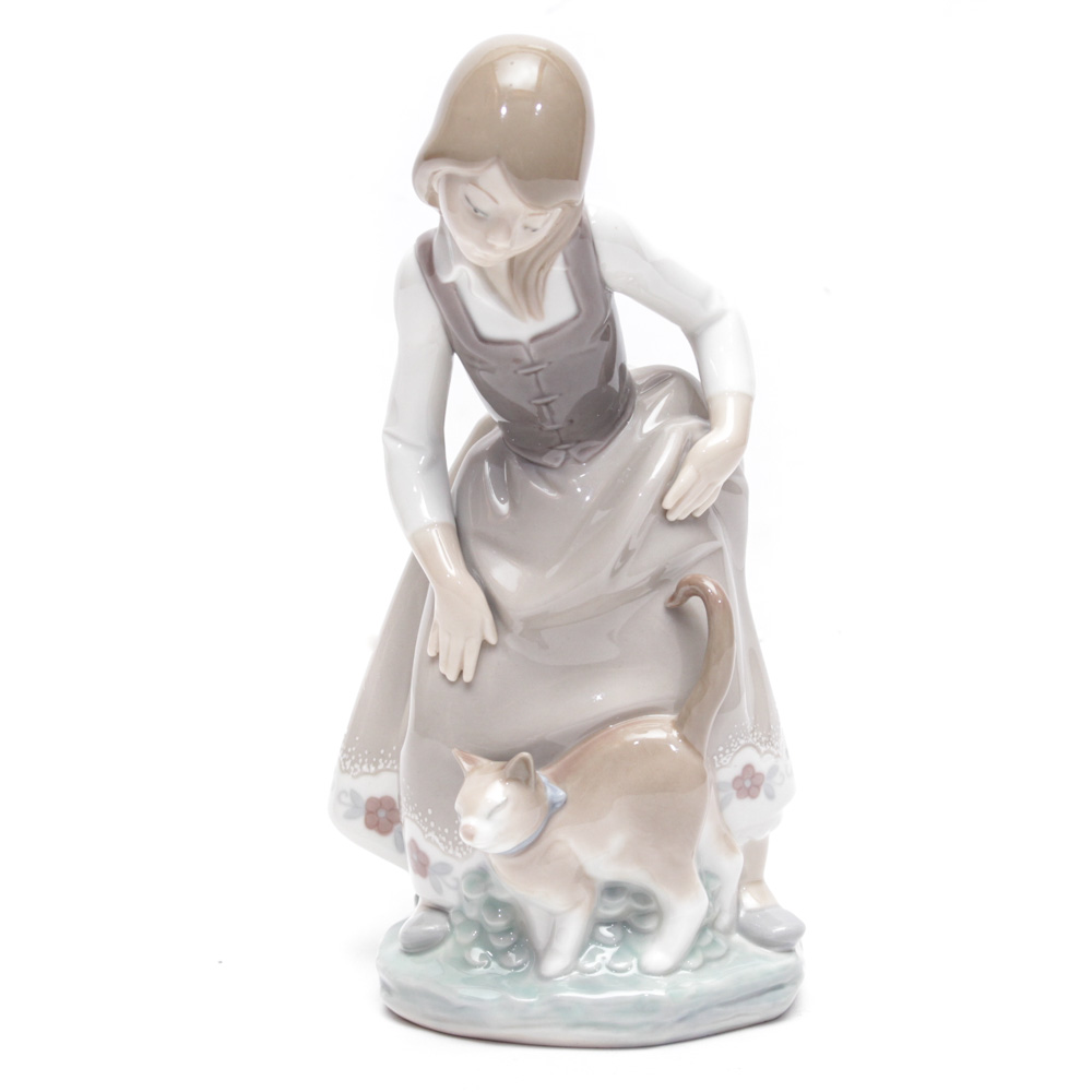 Lladró Porcelain Figurine "Little Girl with Cat"