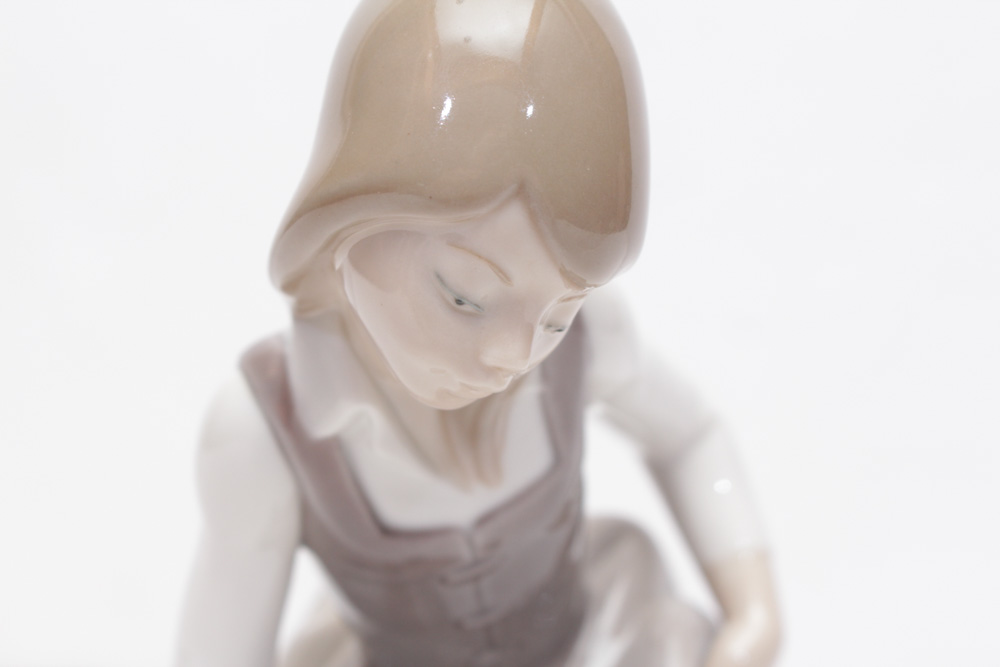 Lladró Porcelain Figurine "Little Girl with Cat"