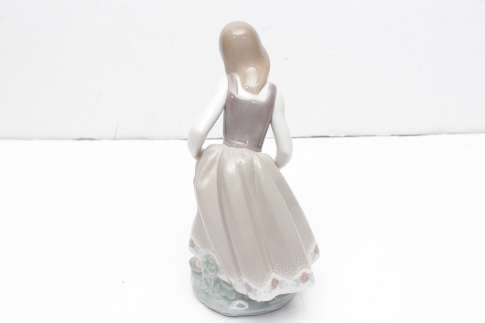Lladró Porcelain Figurine "Little Girl with Cat"
