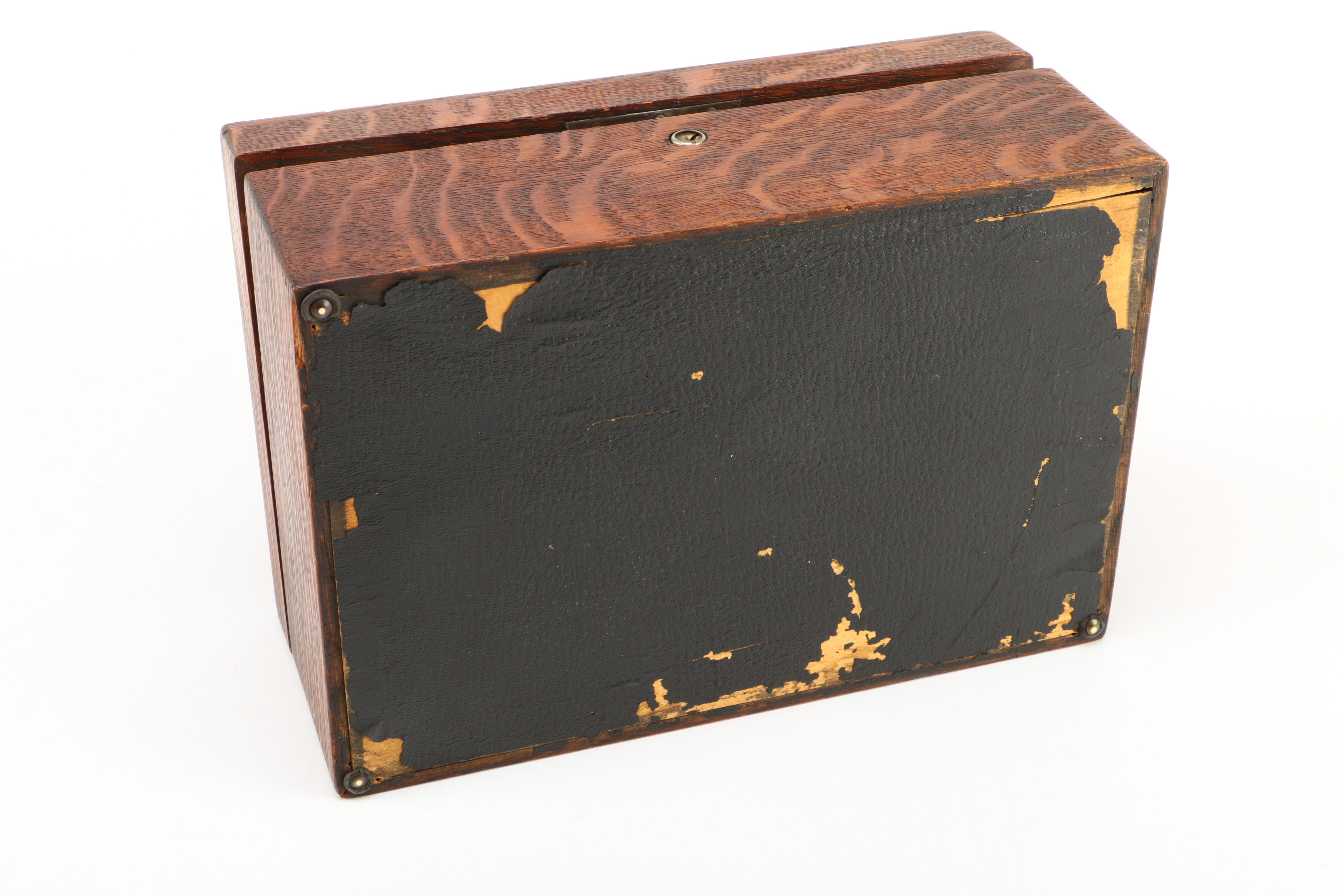 Oak Humidor With Smoking Pipes
