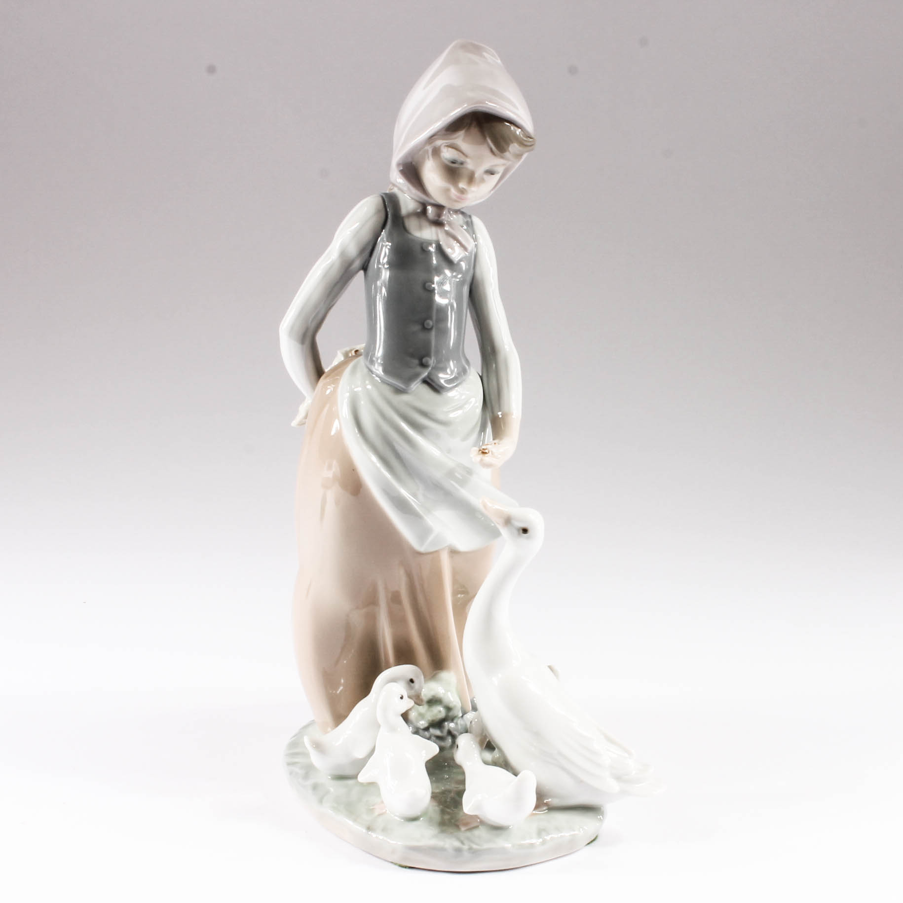 Lladró Figurine Depicting Girl Feeding Geese