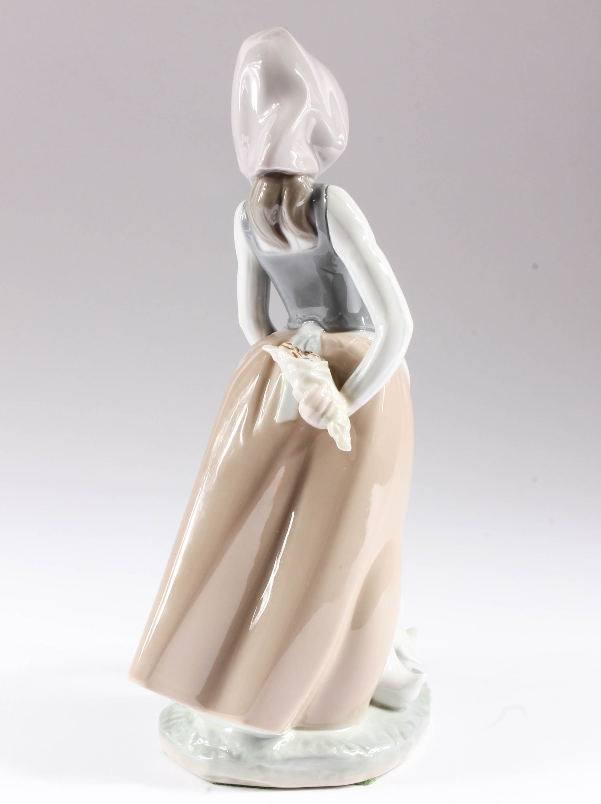 Lladró Figurine Depicting Girl Feeding Geese