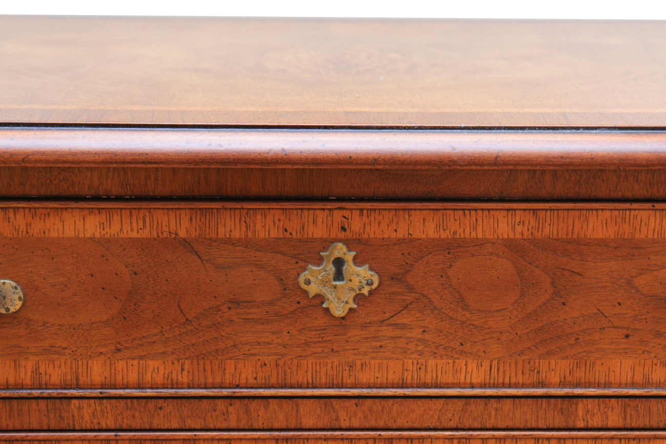 Henredon Fine Furniture Chest of Drawers with Wall Mirror