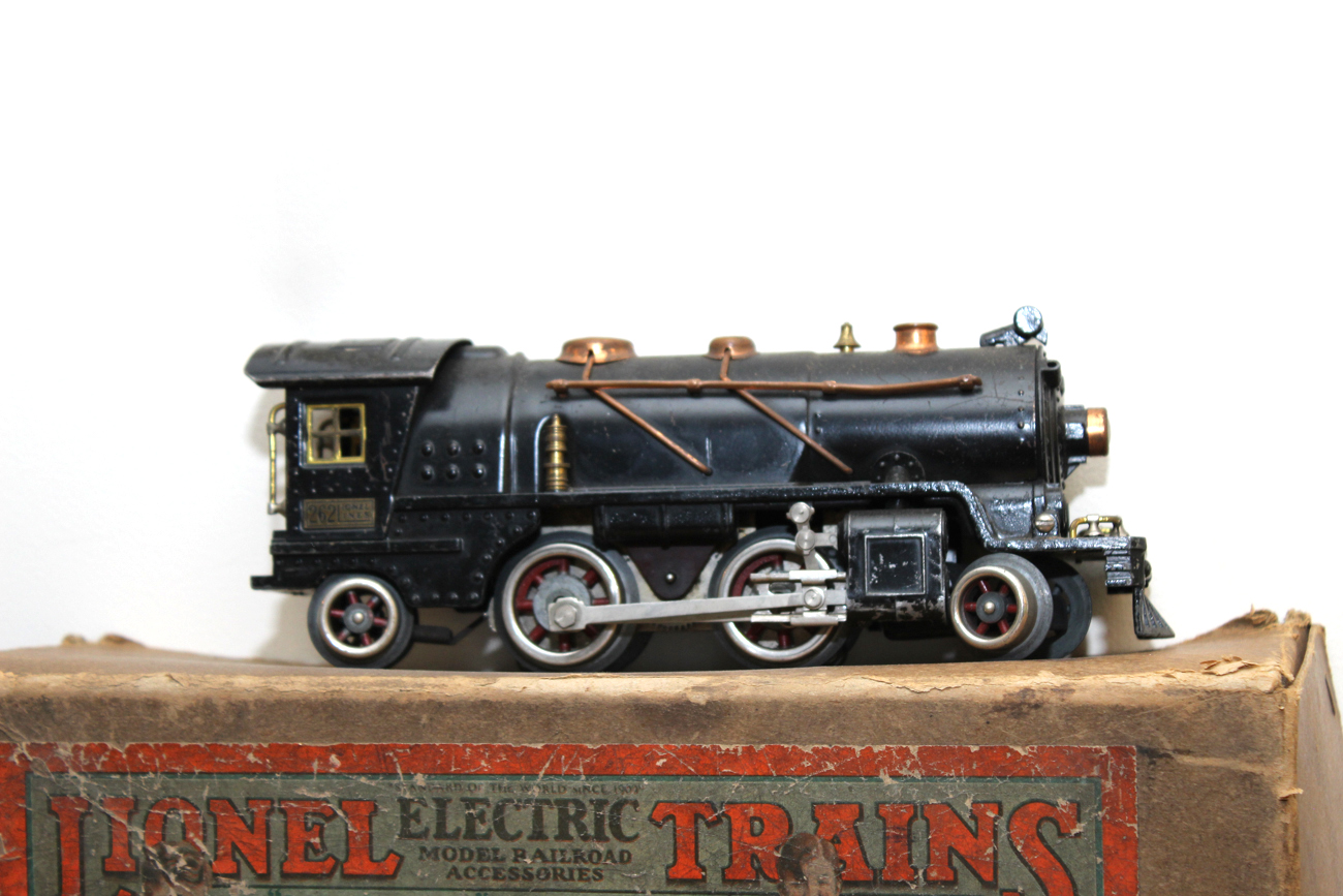 Post War Lionel Train Set 233 O Gauge with Original Box