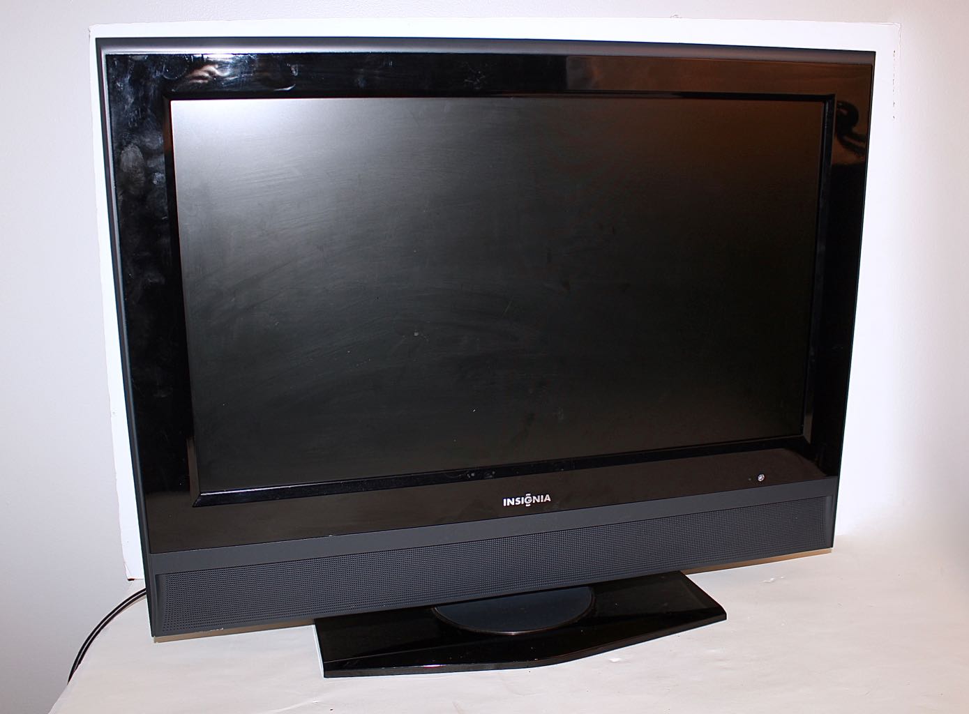 Logitech Harmony 650 Universal Remote with Insignia 26" Flatpanel LCD TV